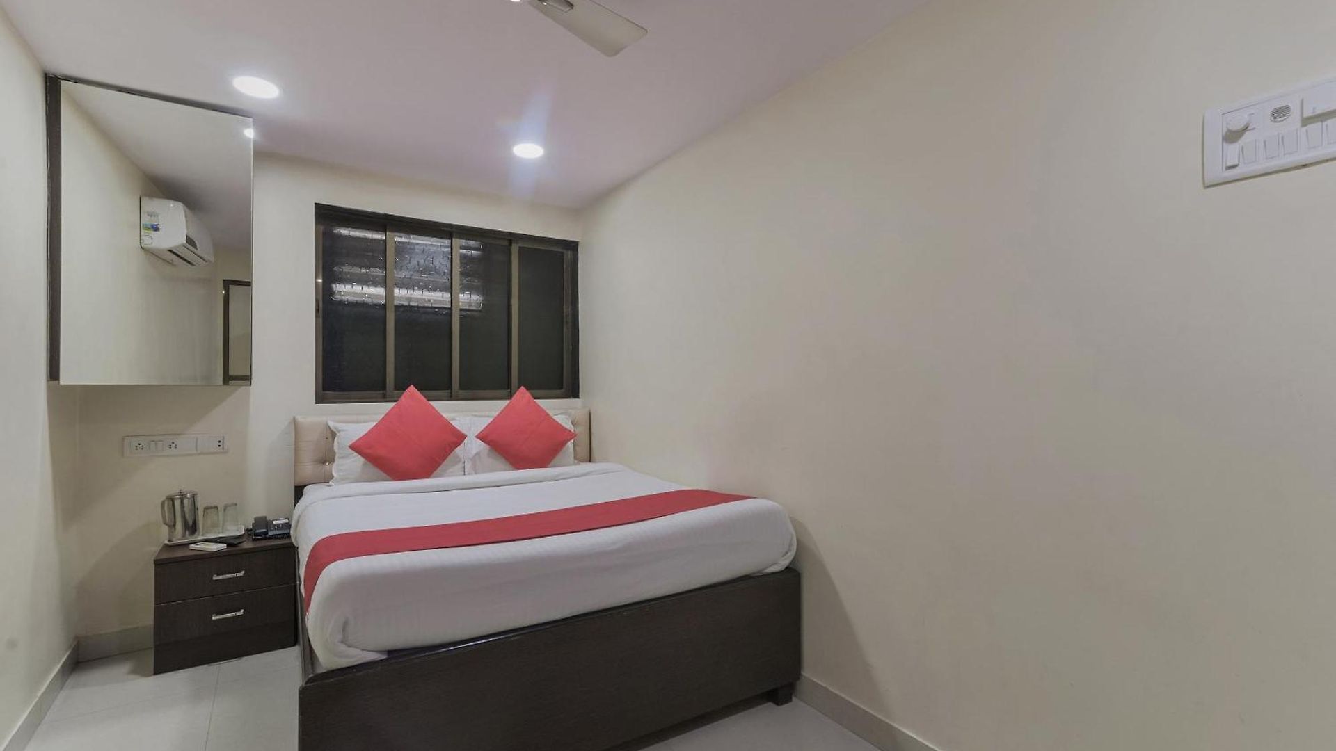 O By Oyo Ak Palace Near Chhatrapati Shivaji International Airport Hotel