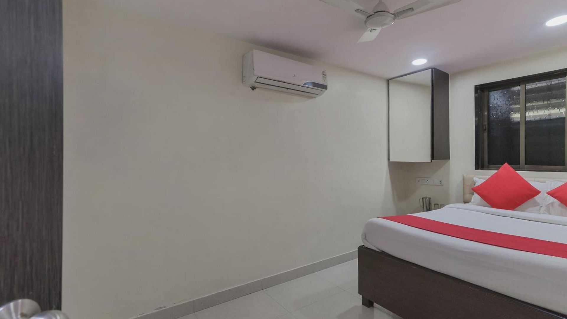 Hotel O By Oyo Ak Palace Near Chhatrapati Shivaji International Airport