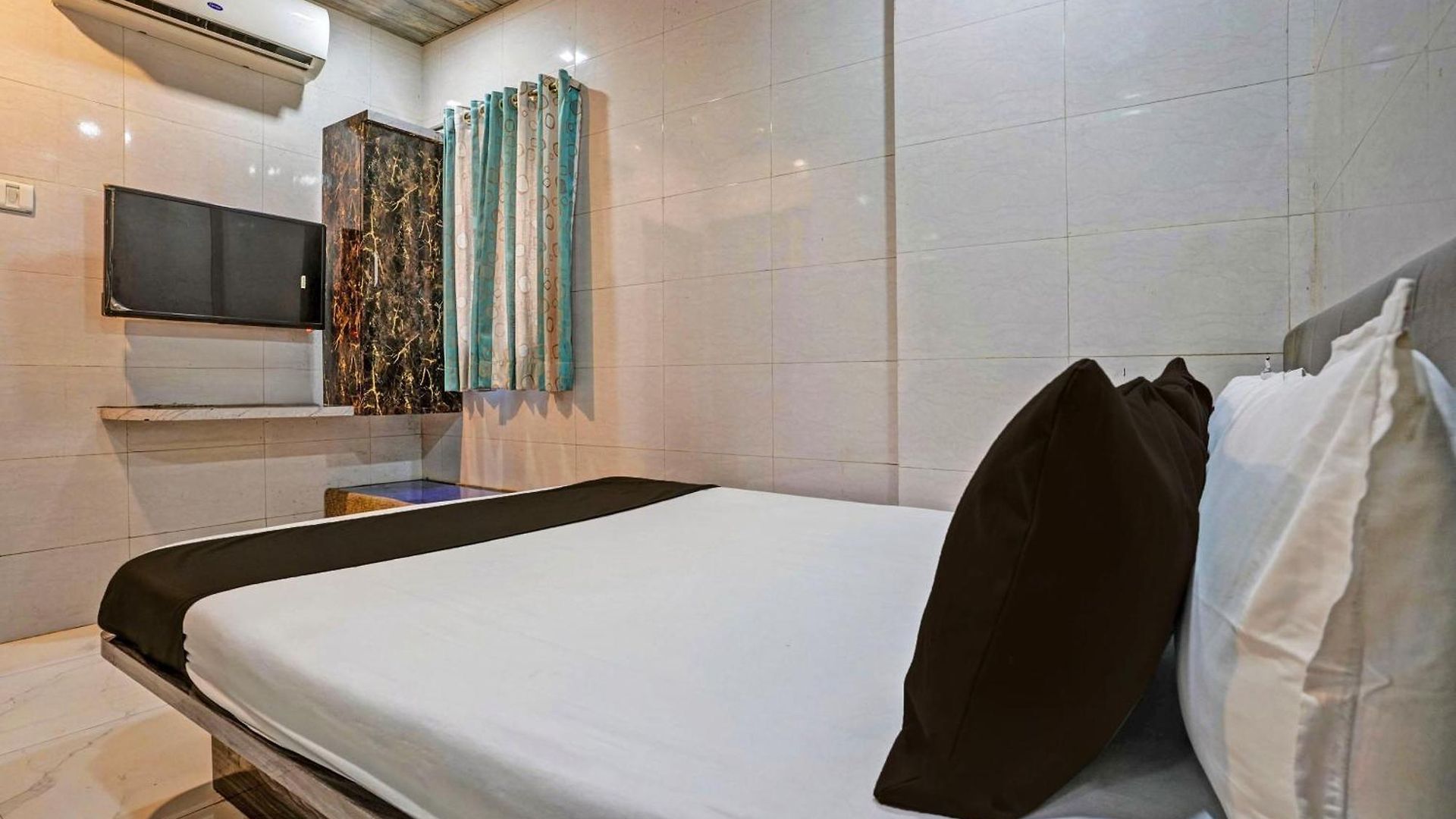 O Taj And Boarding Hotel Mumbai