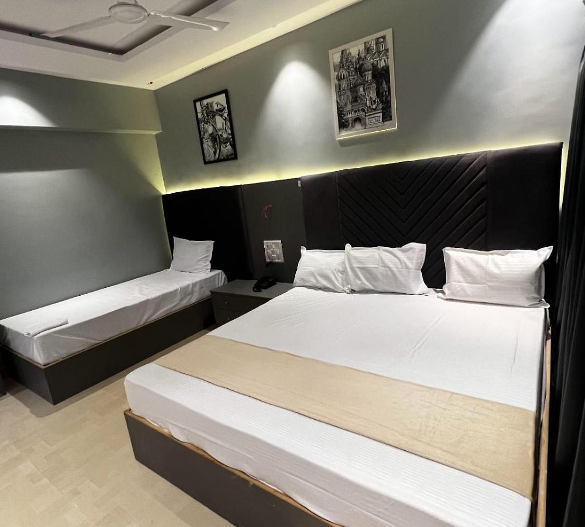 Dhanvantari Luxury Near Kokilaben Dhirubhai Ambani Hospital
