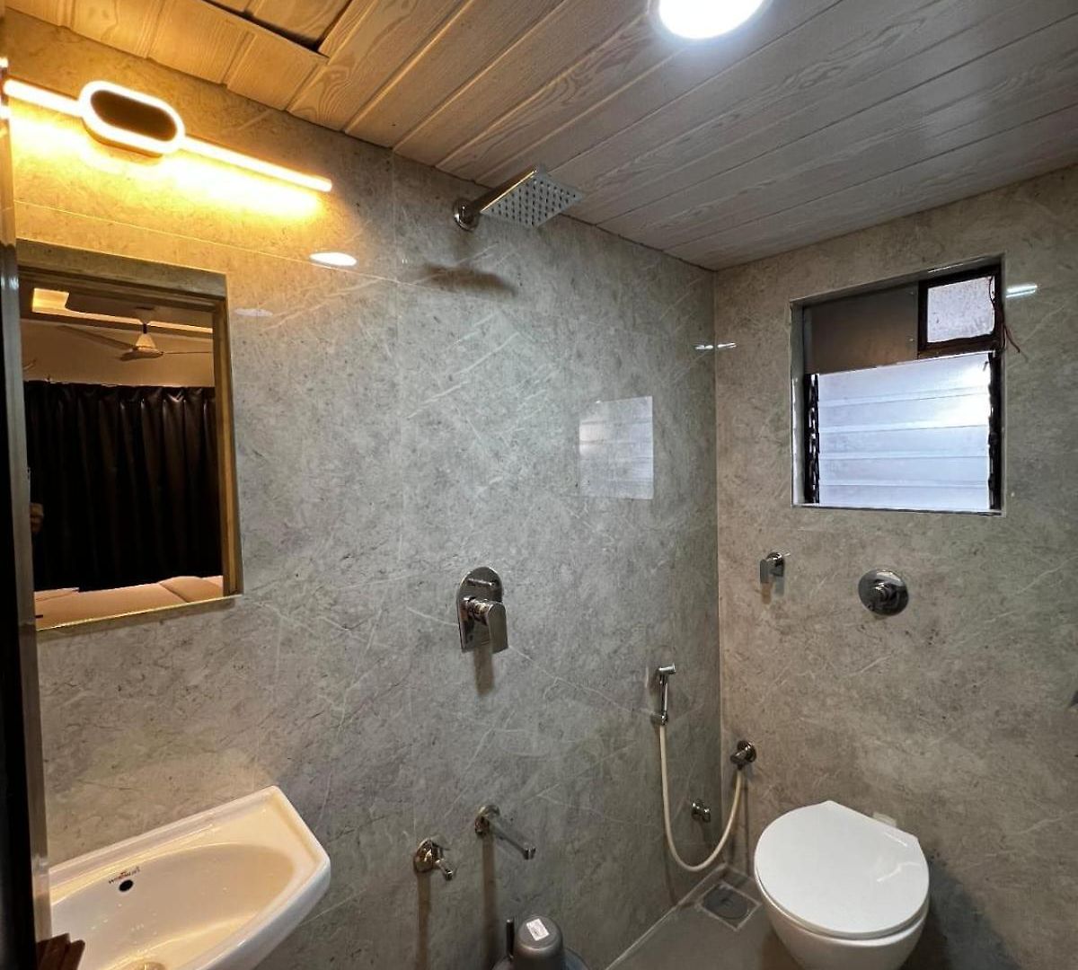 Dhanvantari Luxury Near Kokilaben Dhirubhai Ambani Hospital