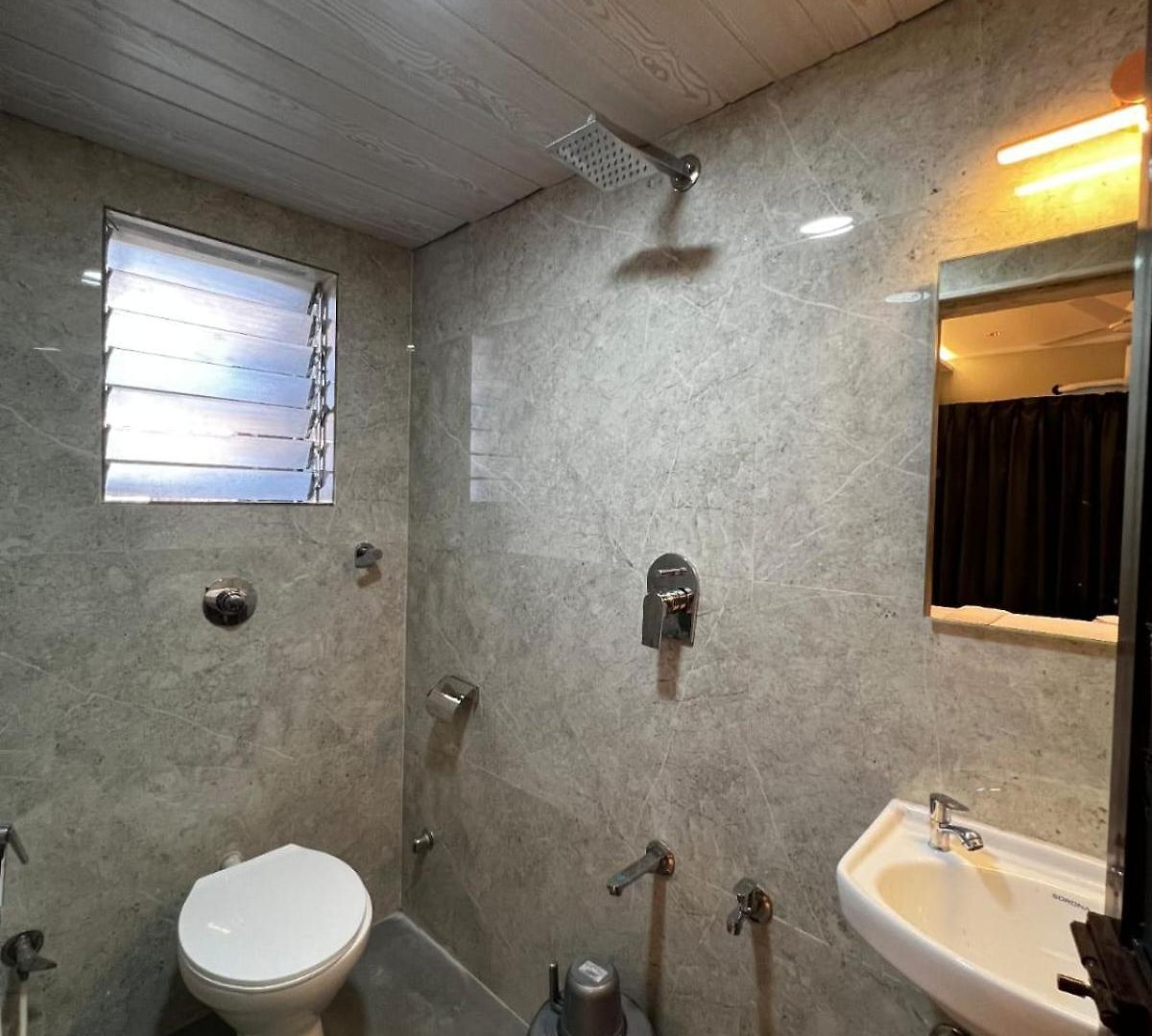 Hotel Dhanvantari Luxury Near Kokilaben Dhirubhai Ambani Hospital Mumbai