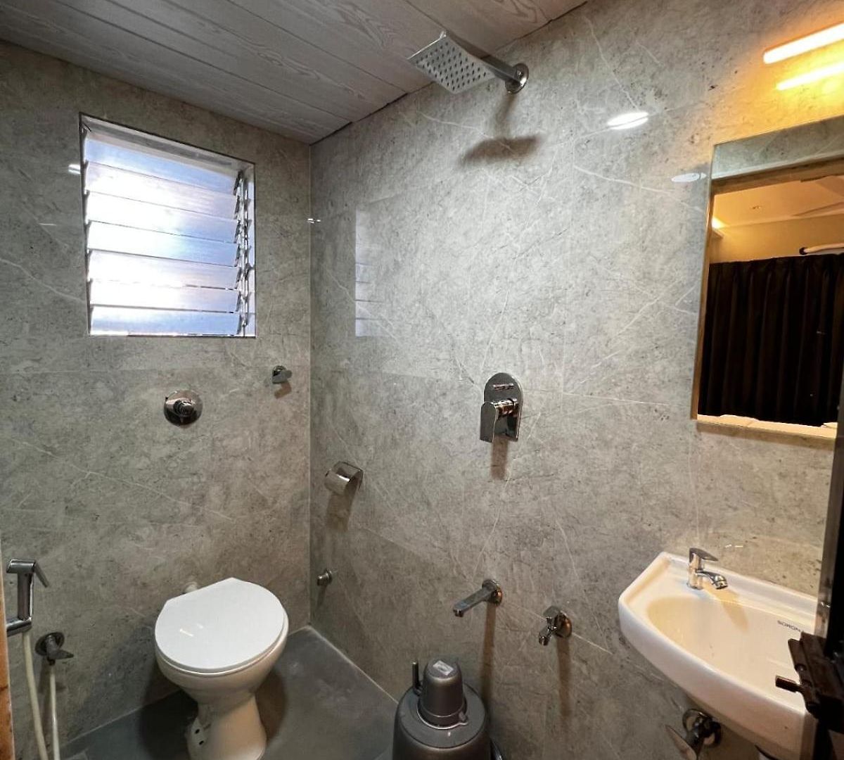 Hotel Dhanvantari Luxury Near Kokilaben Dhirubhai Ambani Hospital 3*