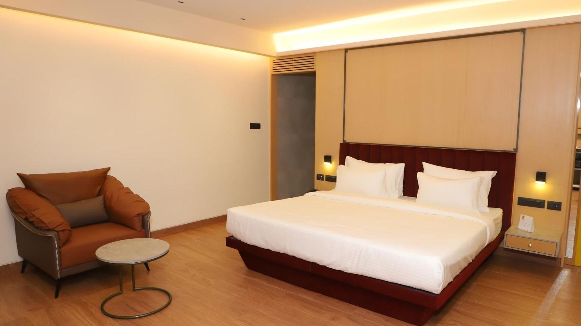 Hotel 37th Crescent Navi