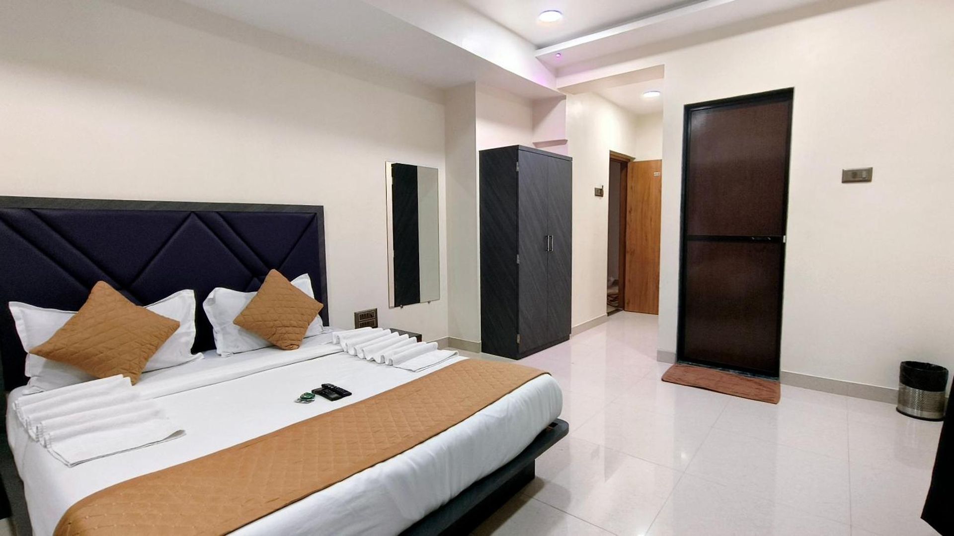 Hotel Edition Blue - Mohammed Ali Road