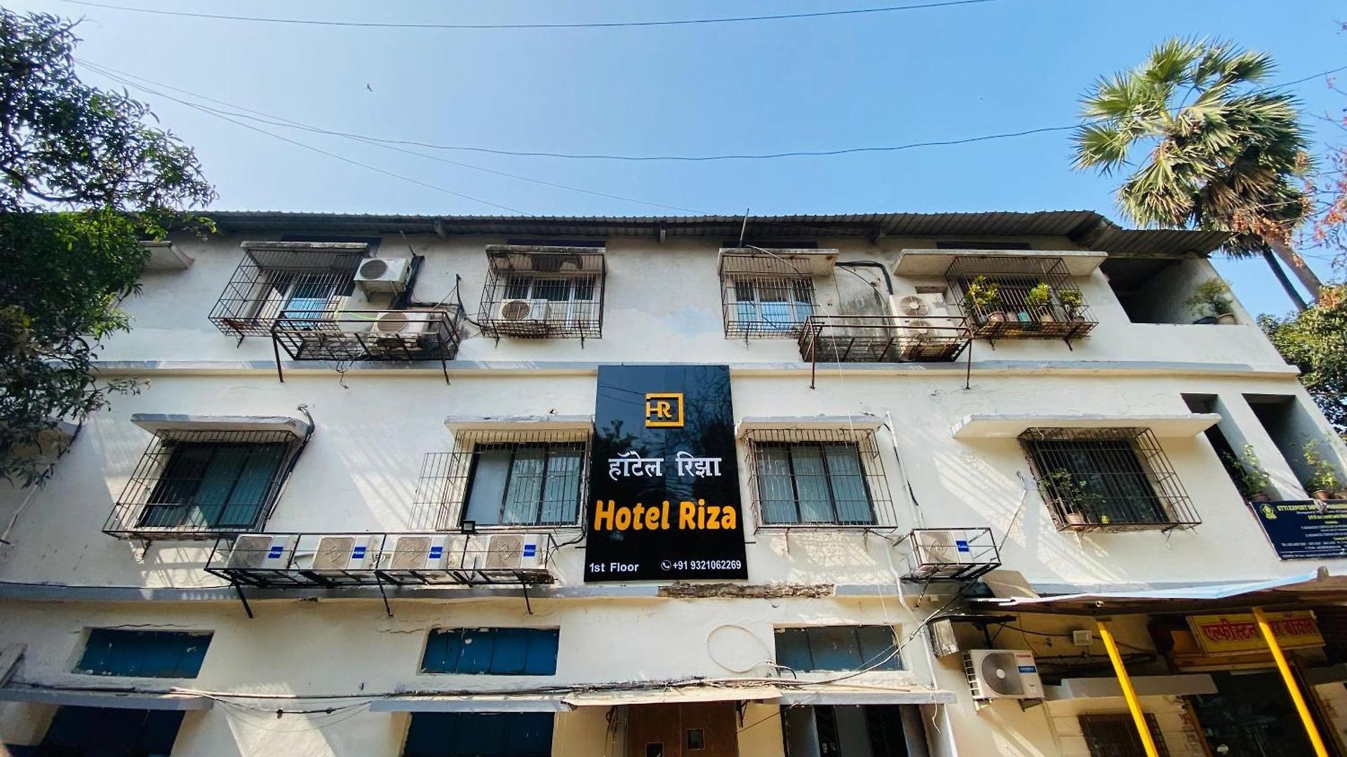 Guest house Glitz Riza - Nr Nesco Exhibition Centre Goregaon Mumbai