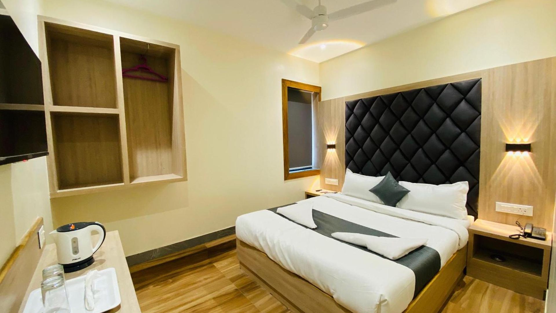 Glitz Riza - Nr Nesco Exhibition Centre Goregaon 2*