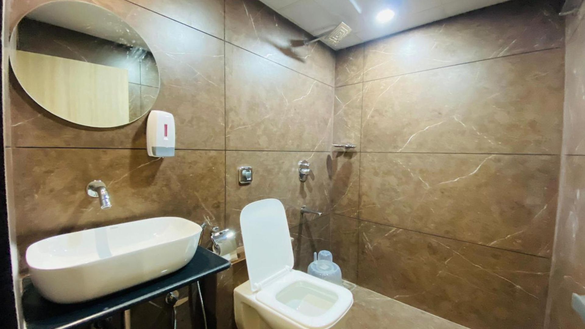 Guest house Glitz Riza - Nr Nesco Exhibition Centre Goregaon Mumbai