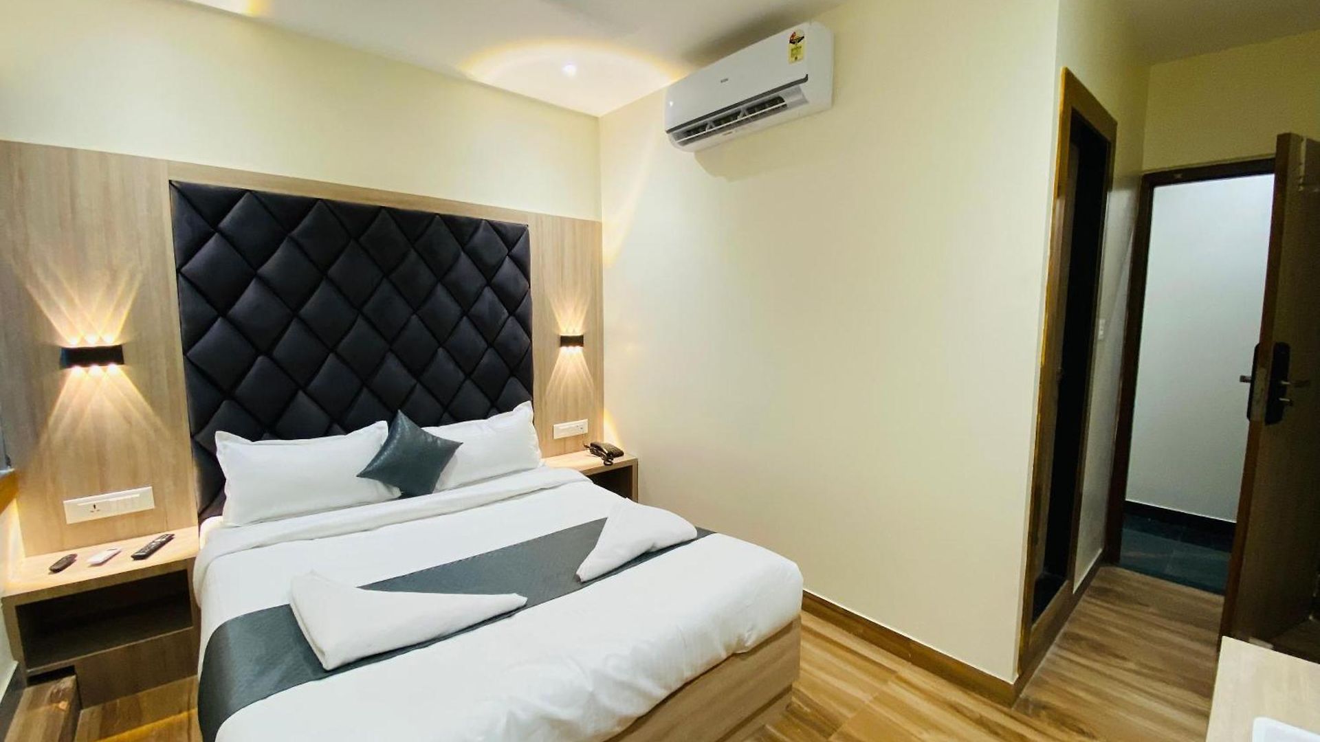 Glitz Riza - Nr Nesco Exhibition Centre Goregaon 2*