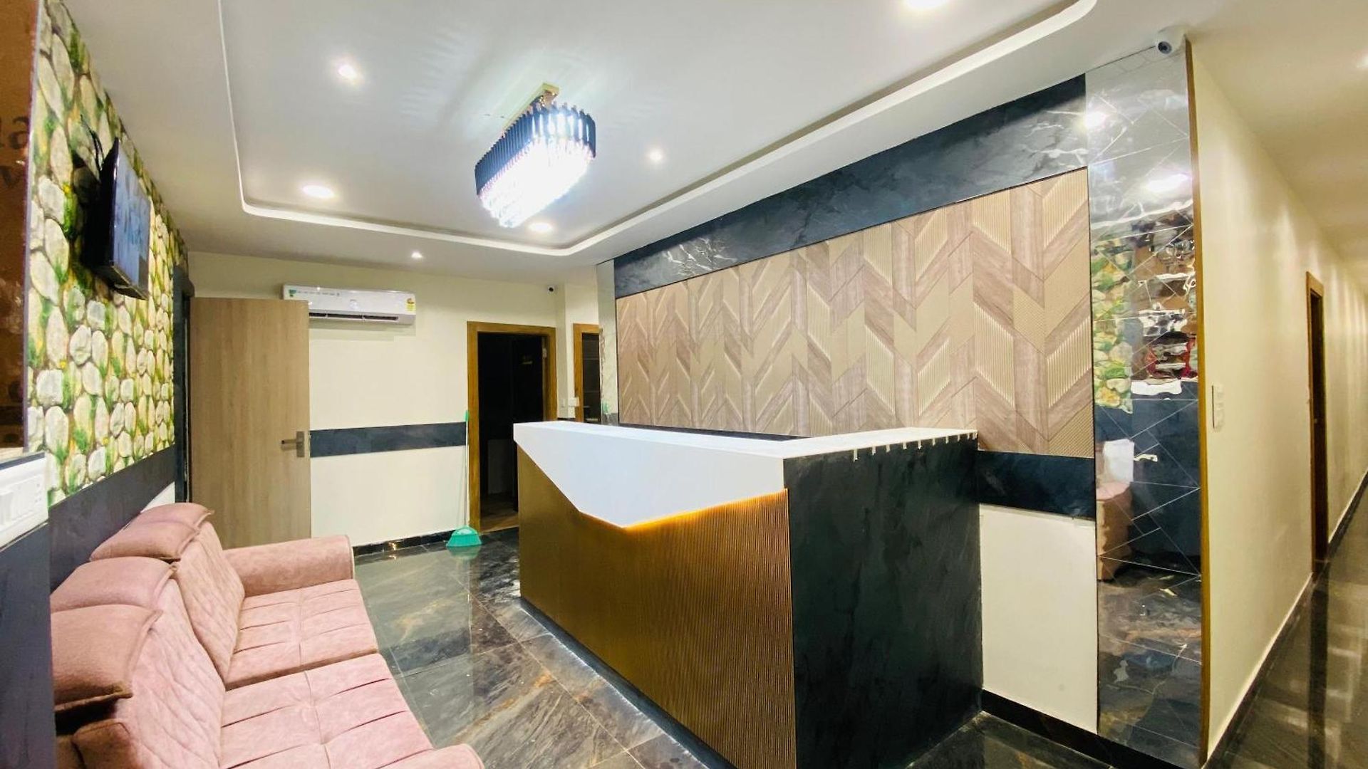 Glitz Riza - Nr Nesco Exhibition Centre Goregaon