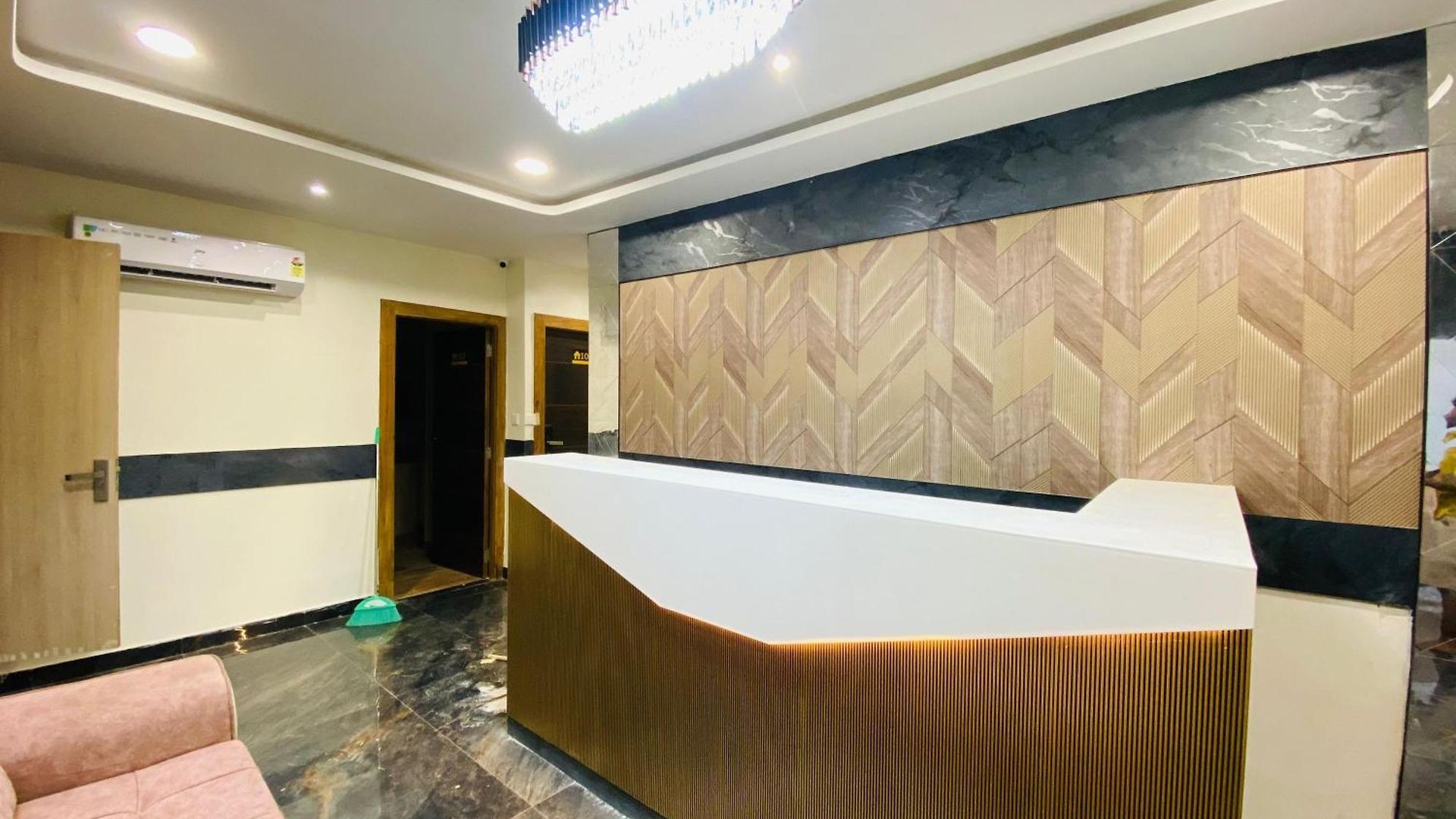 Guest house Glitz Riza - Nr Nesco Exhibition Centre Goregaon 2*