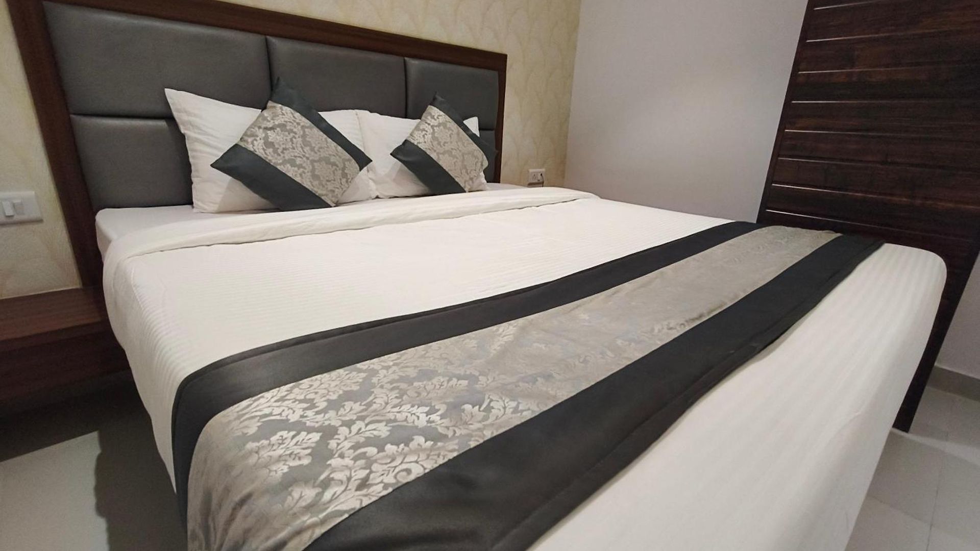 Hotel Morya Residency Parel 2*