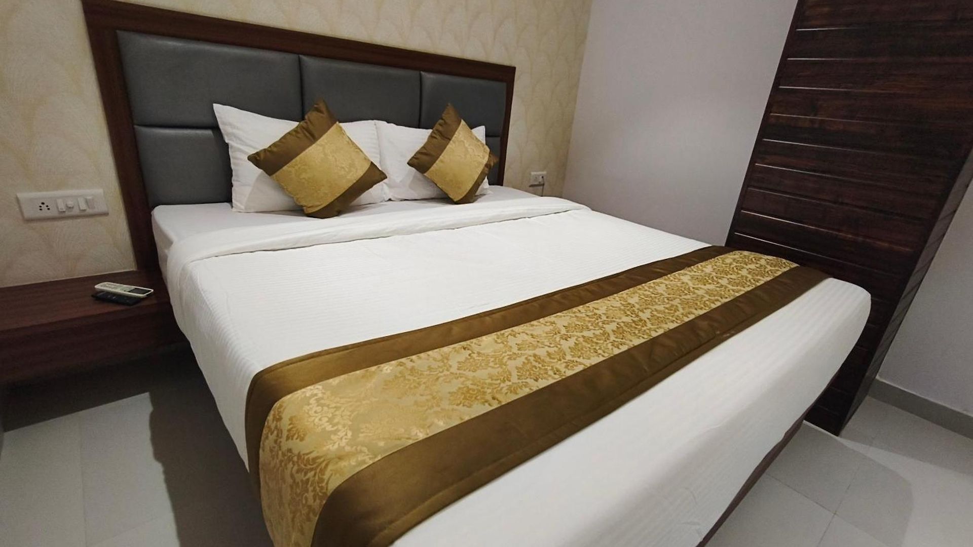 Morya Residency Parel 2*