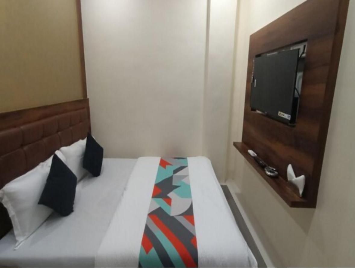 Glitz Lavender- Nr International Airport Mumbai