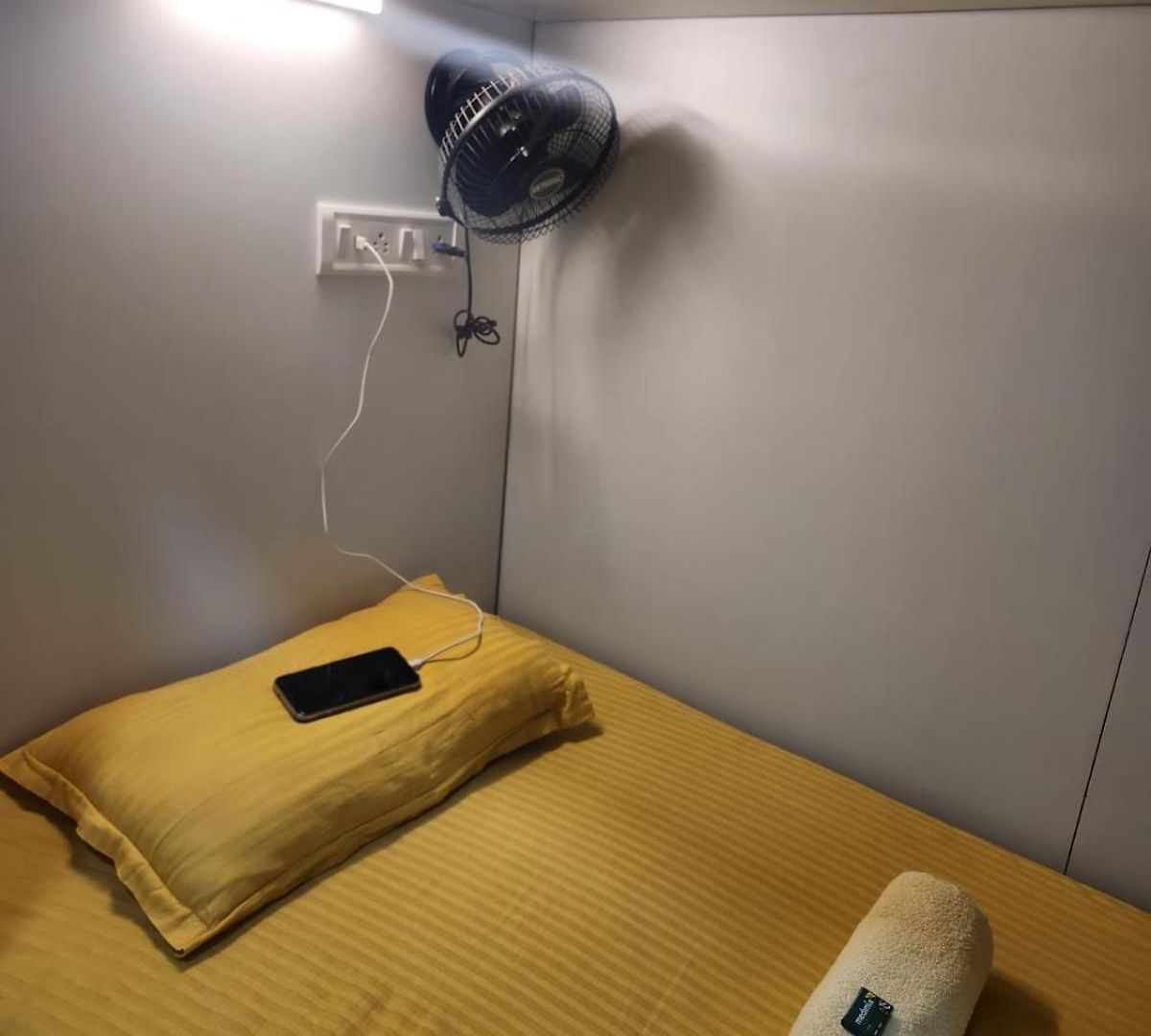 Sinhassan Juhu Hostel