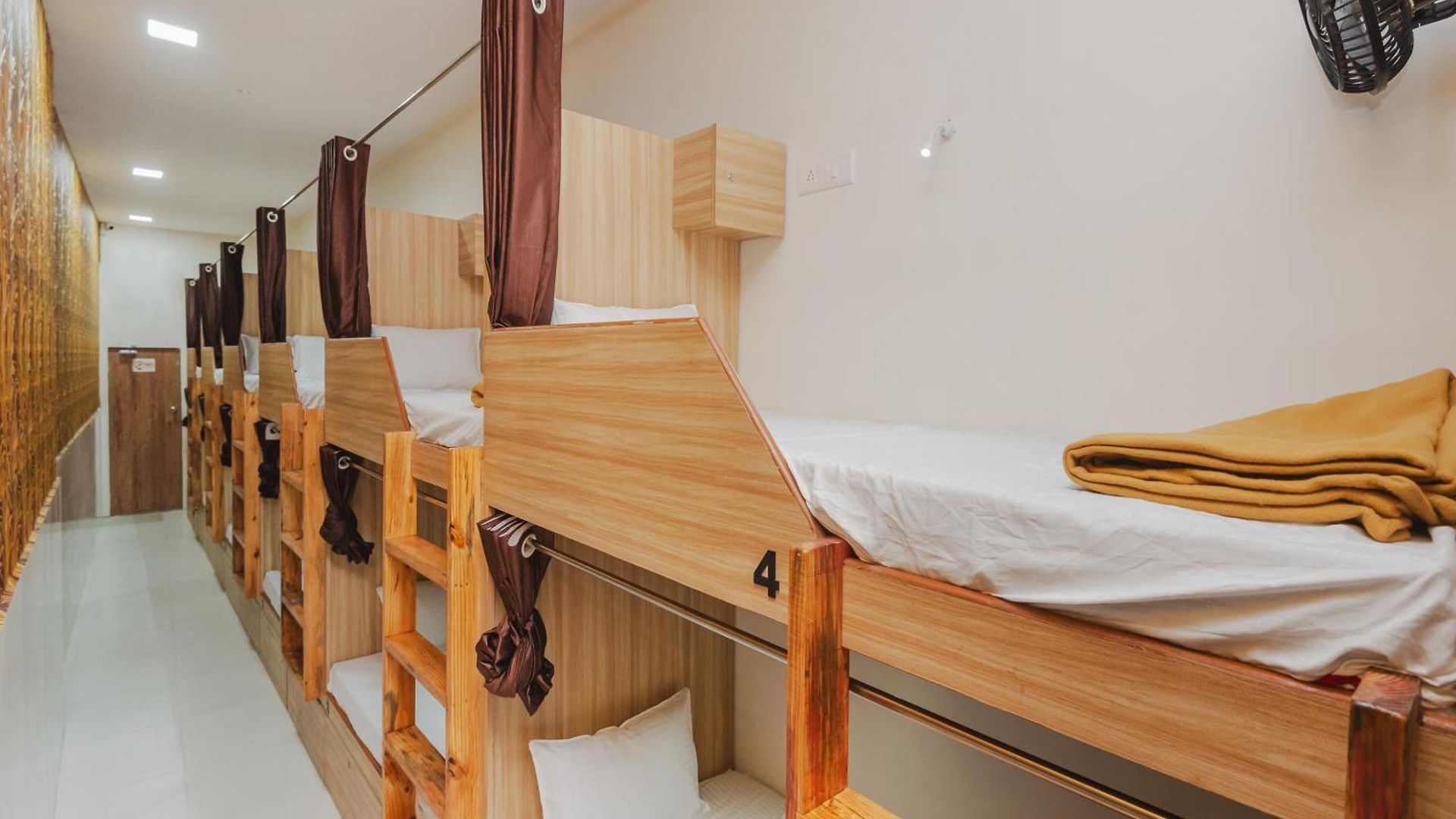 Capsule hotel Sahara Stay-near Nesco Exhibition Centre Mumbai