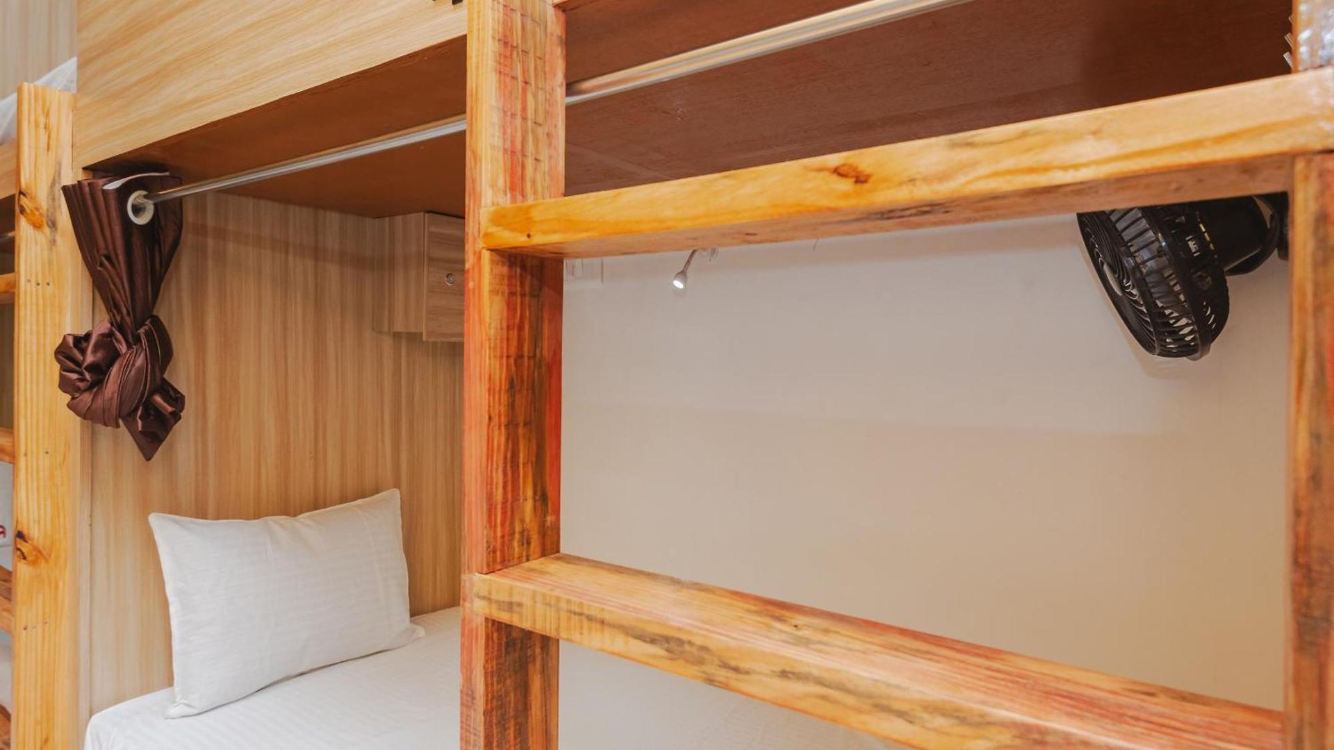 Sahara Stay-near Nesco Exhibition Centre Capsule hotel *