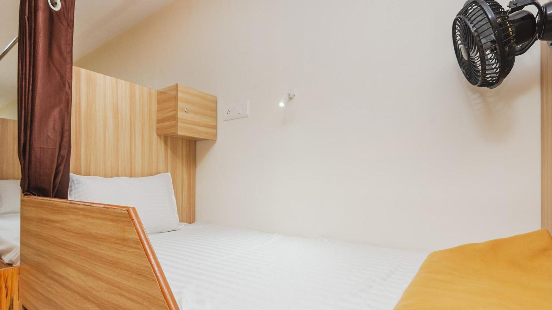 Sahara Stay-near Nesco Exhibition Centre Capsule hotel Mumbai