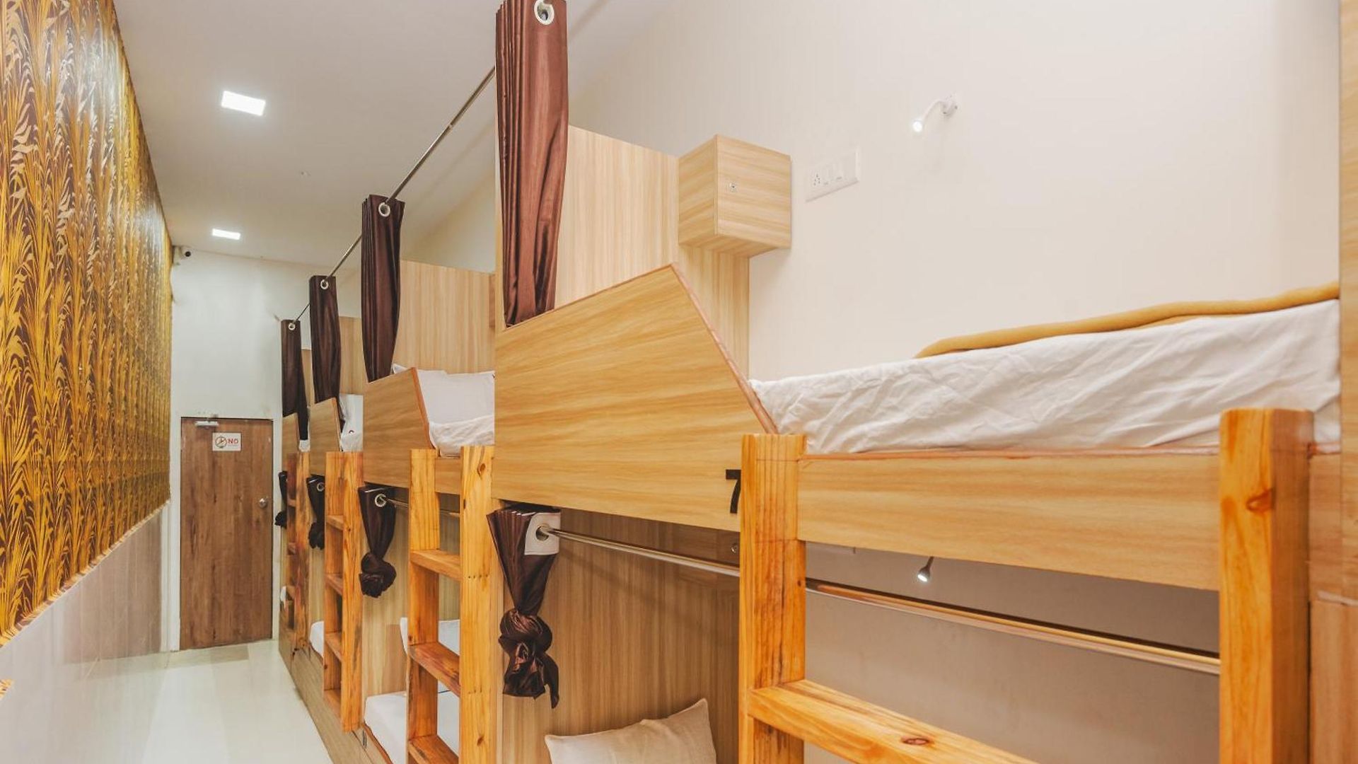Sahara Stay-near Nesco Exhibition Centre Capsule hotel *