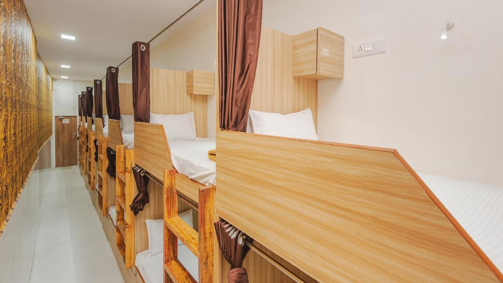 Capsule hotel Sahara Stay-near Nesco Exhibition Centre Mumbai