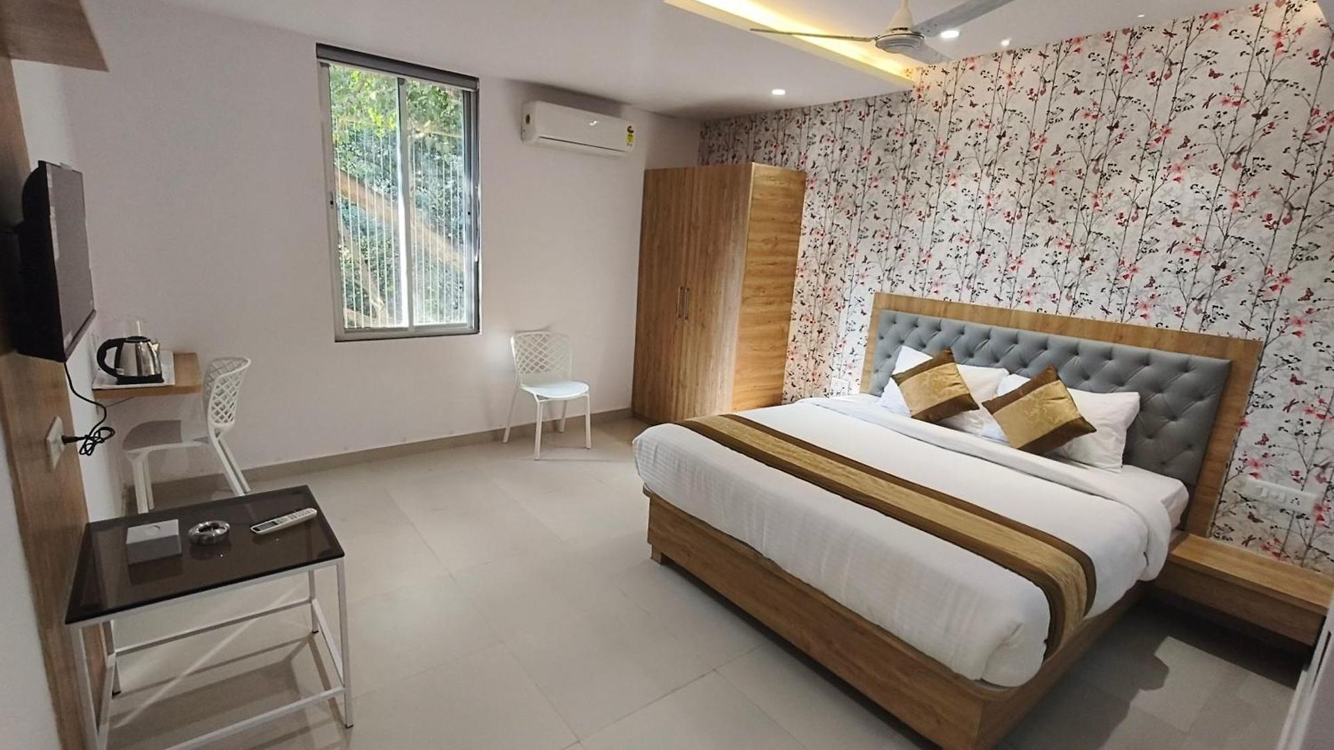 Morya Residency Parel 2*