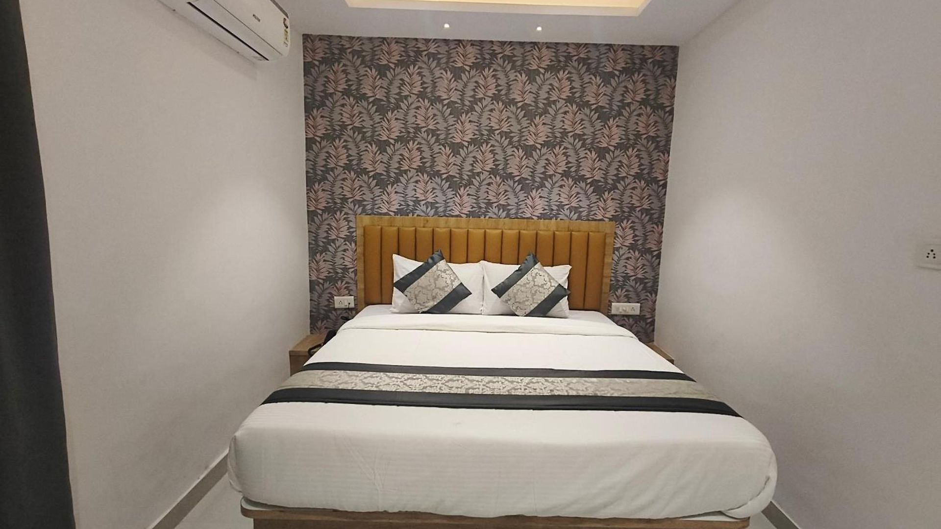 Morya Residency Parel Hotel 2*