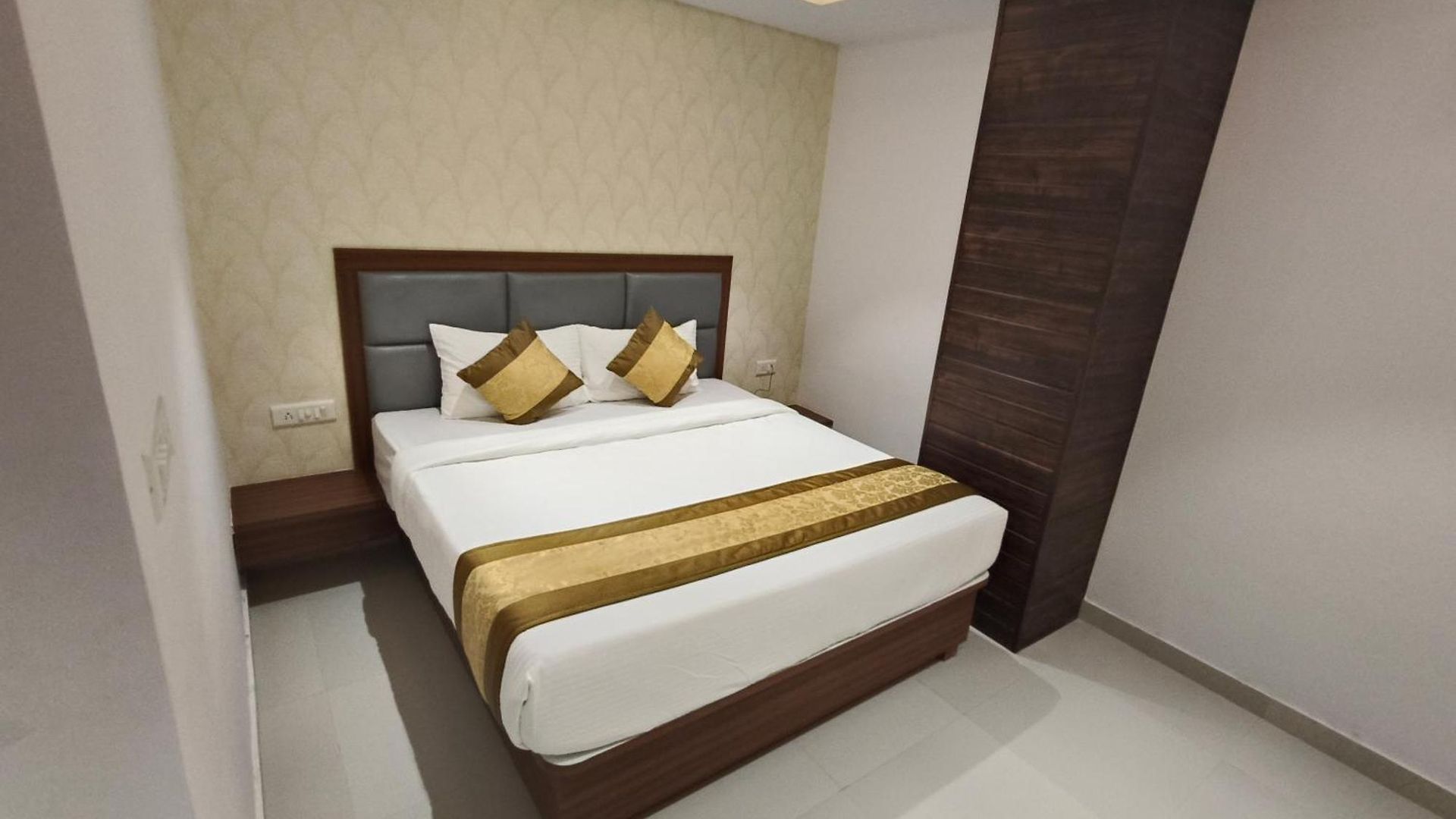 Morya Residency Parel Hotel 2*