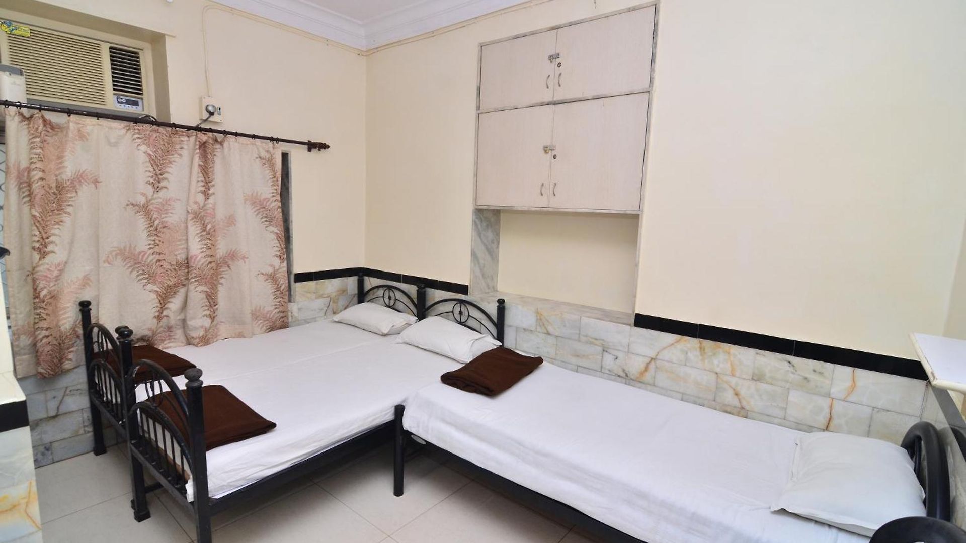 Shri Laxmi Hotel