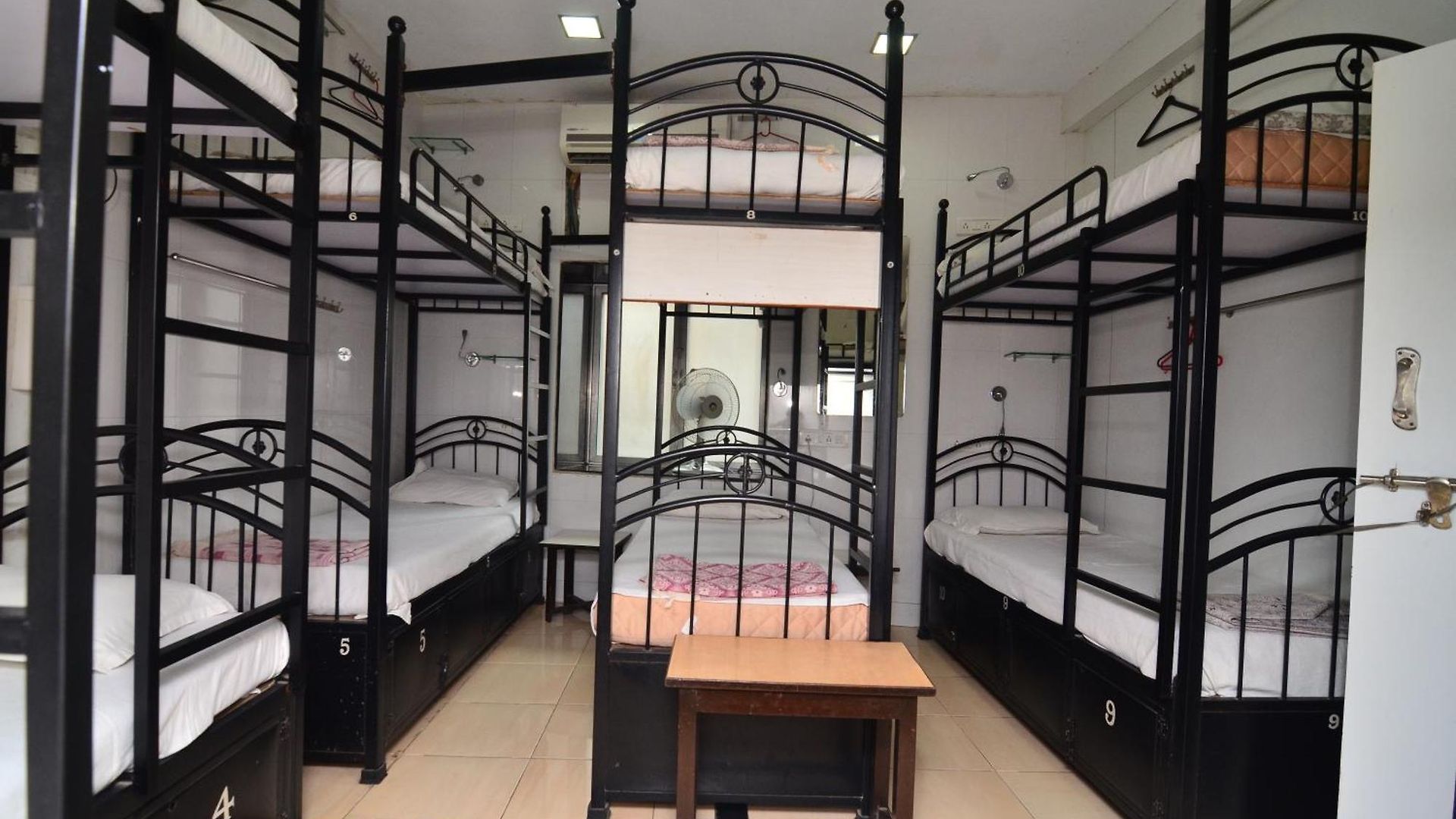 Shri Laxmi Hotel *