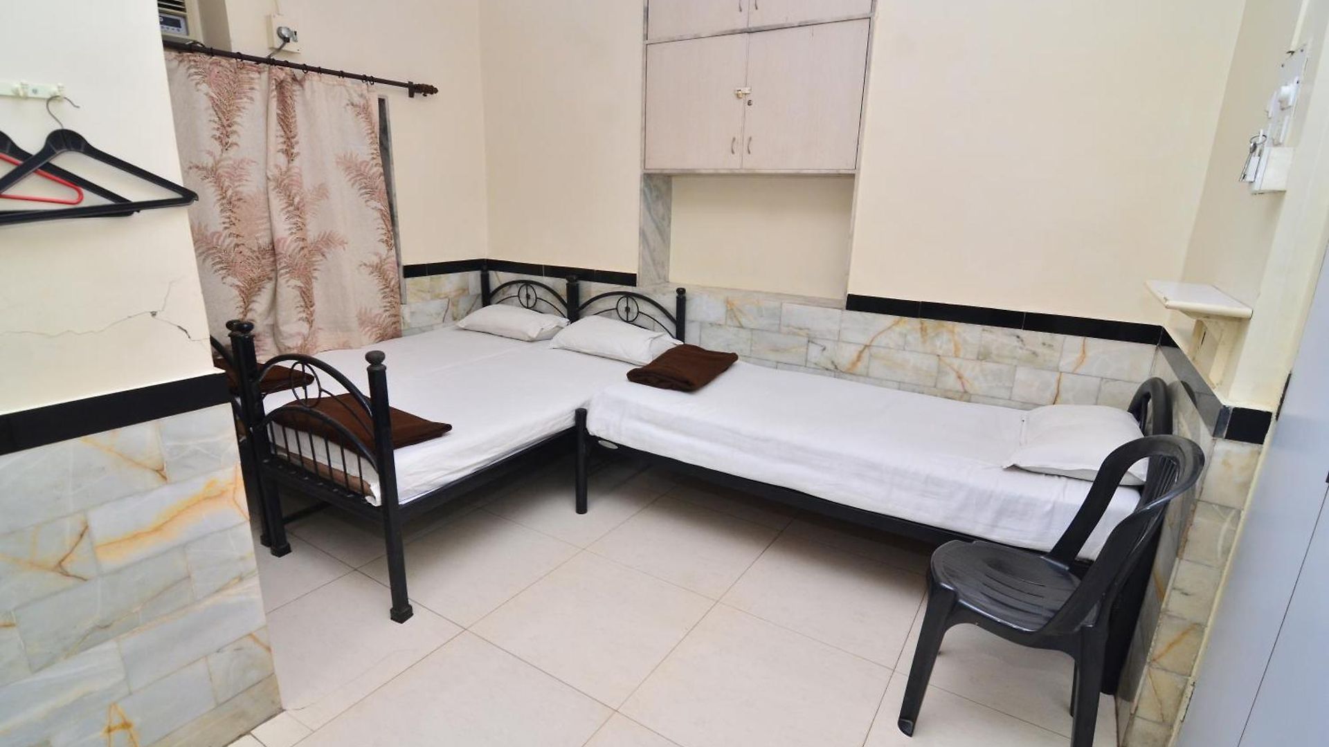 Hotel Shri Laxmi *