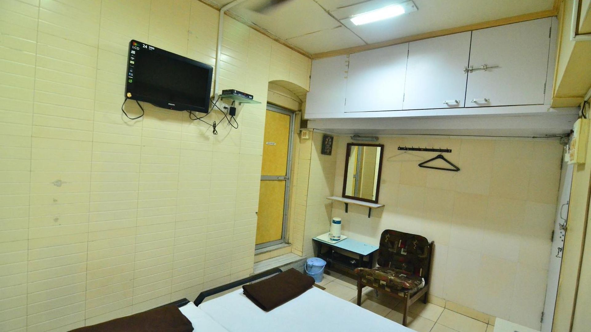 Shri Laxmi Hotel *
