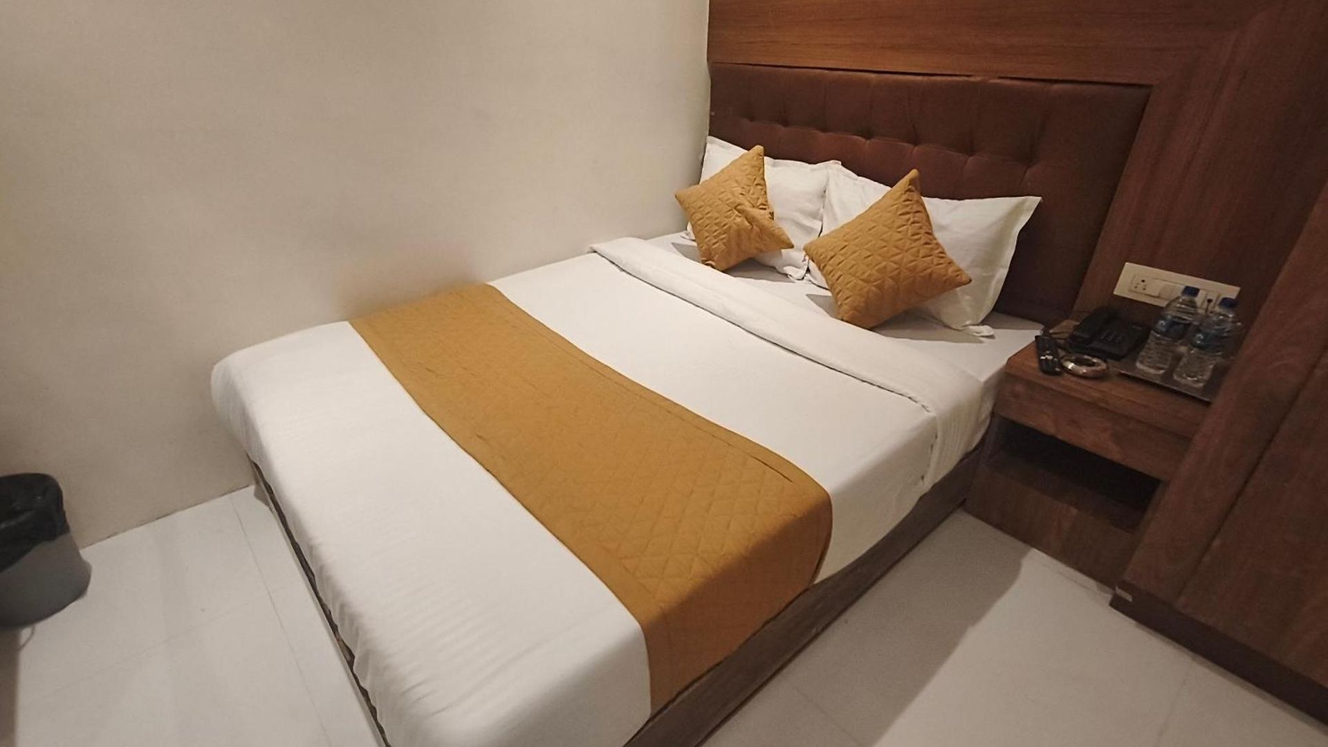 West Line Andheri Hotel