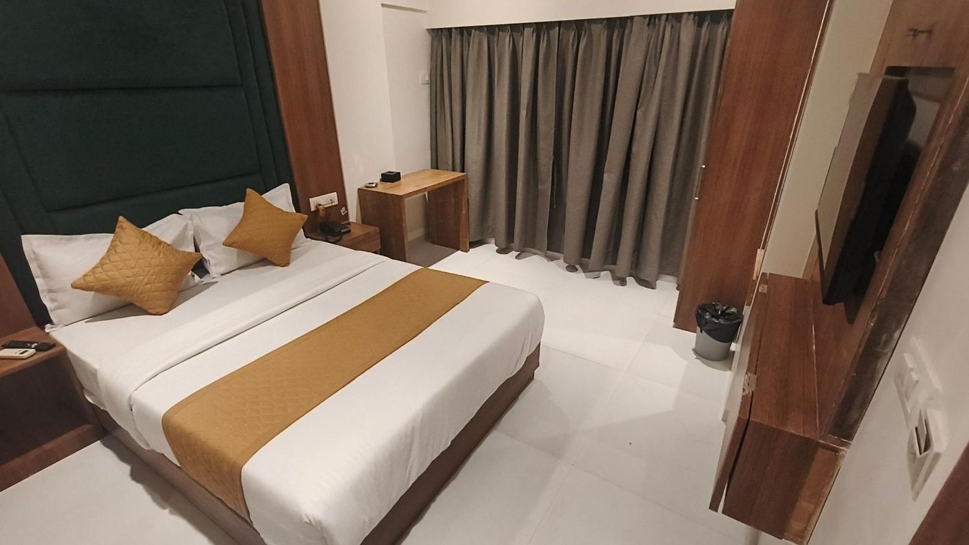 West Line Andheri Hotel *