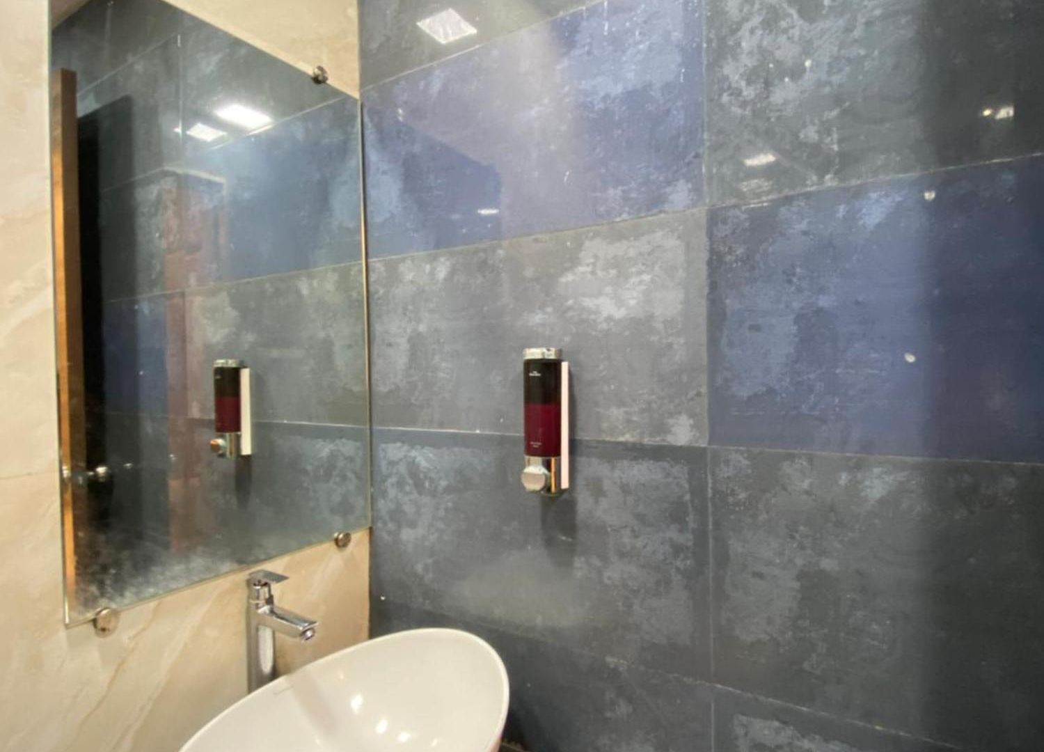 Hotel Blue Wellington - Near Airport Mumbai