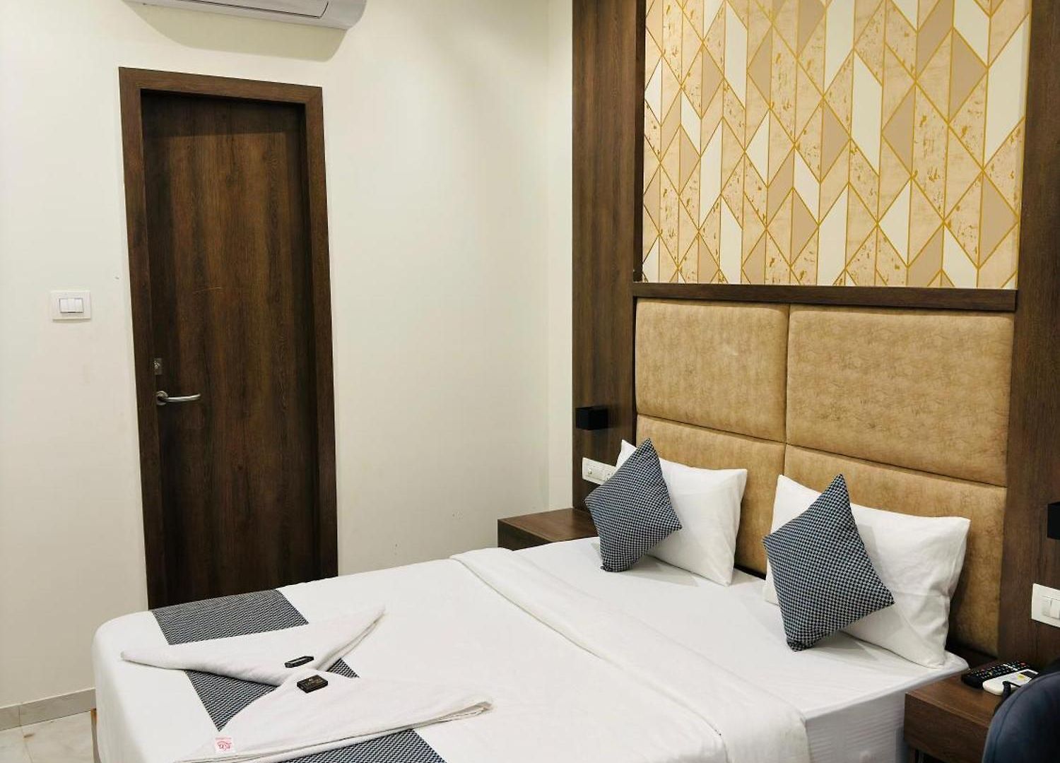 Hotel Amazing - Asalpha Metro Station Mumbai