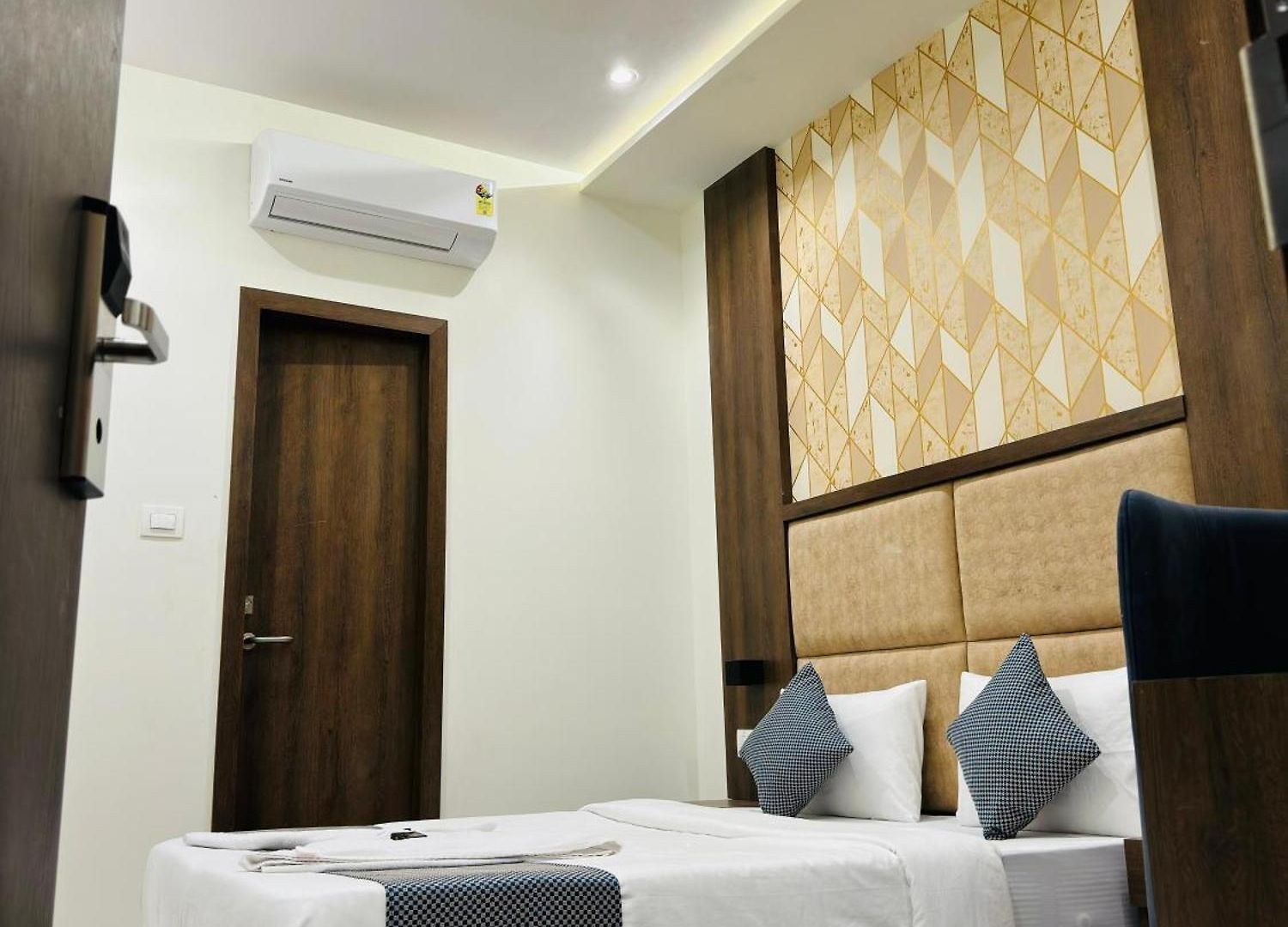 Amazing - Asalpha Metro Station Hotel *