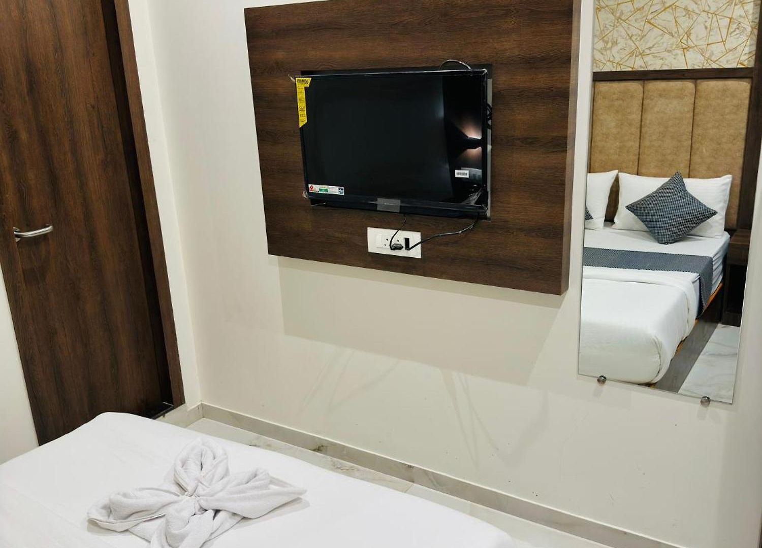 Hotel Amazing - Asalpha Metro Station Mumbai
