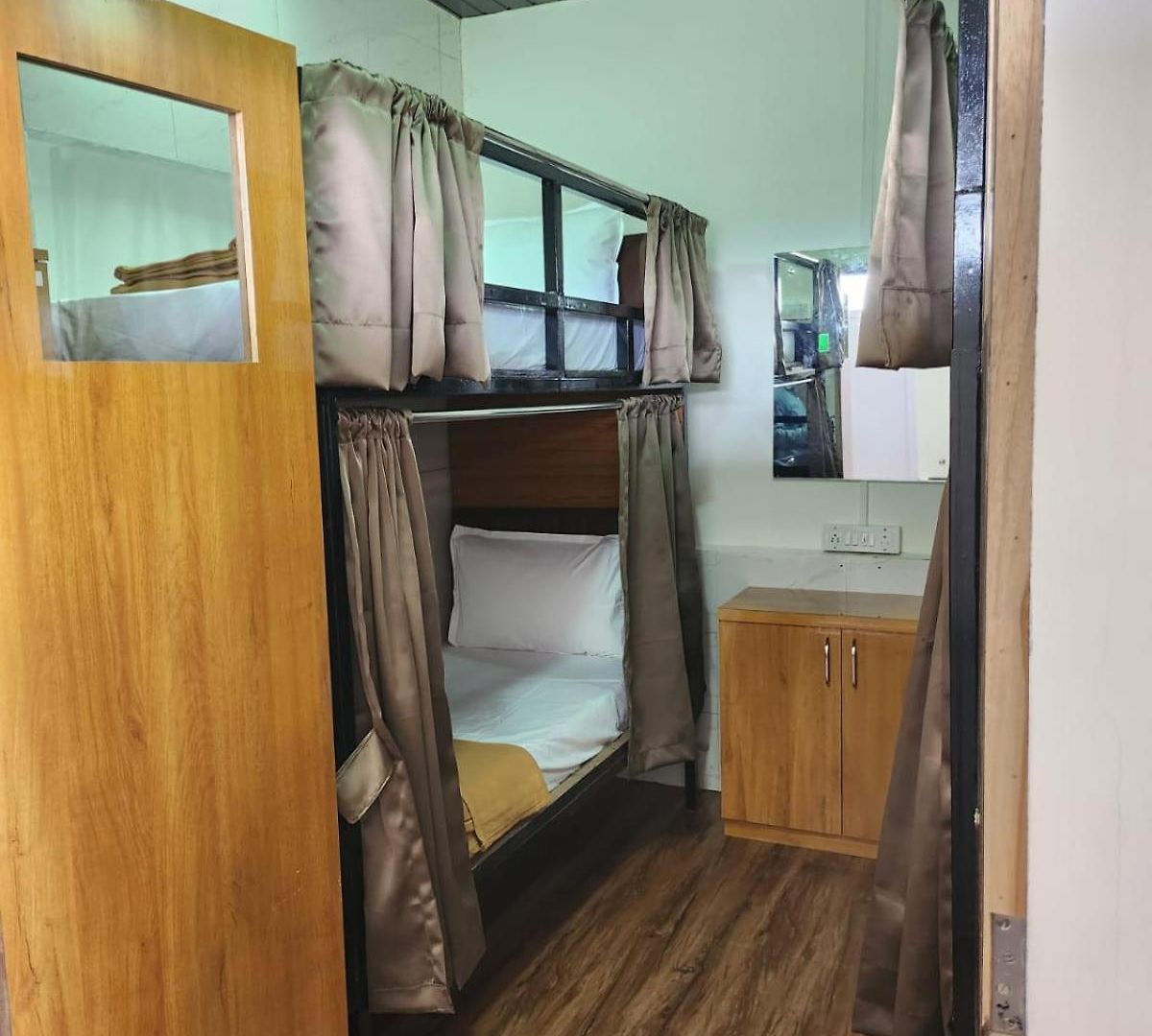 Capsule hotel Galaxy And Mumbai