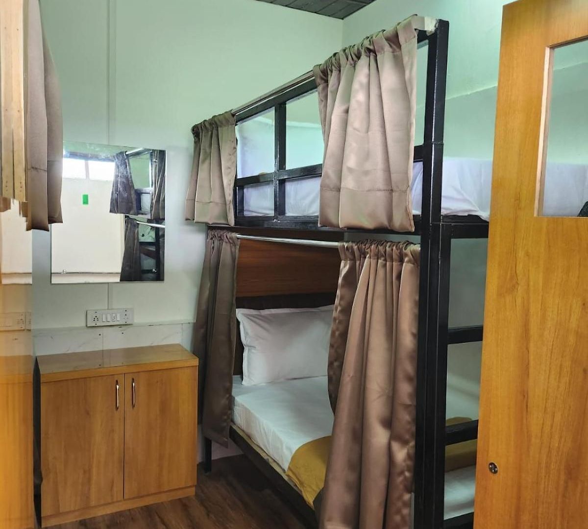 Galaxy And Capsule hotel *