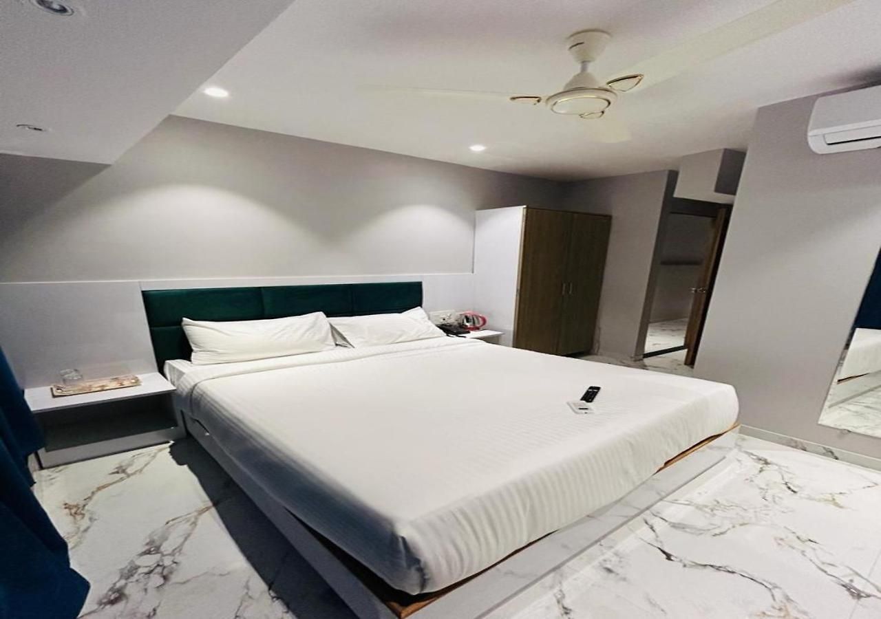 Grand Dyad - Near Kokilaben Hospital Andheri West Hotel