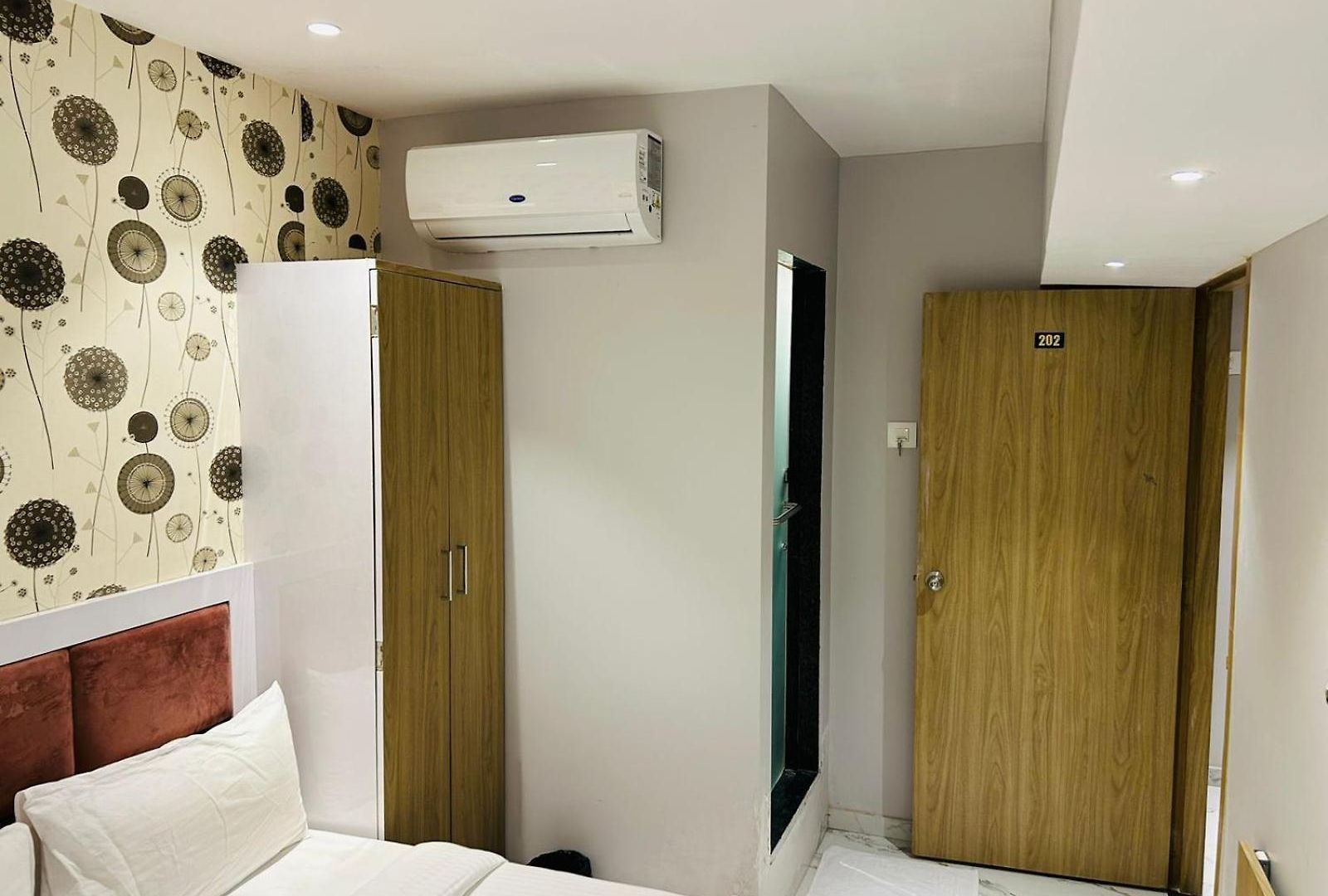 Grand Dyad - Near Kokilaben Hospital Andheri West Mumbai