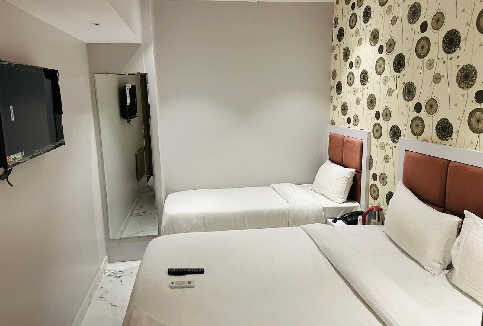 Hotel Grand Dyad - Near Kokilaben Hospital Andheri West