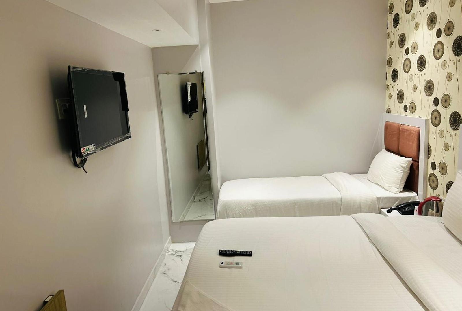 Hotel Grand Dyad - Near Kokilaben Hospital Andheri West 3*