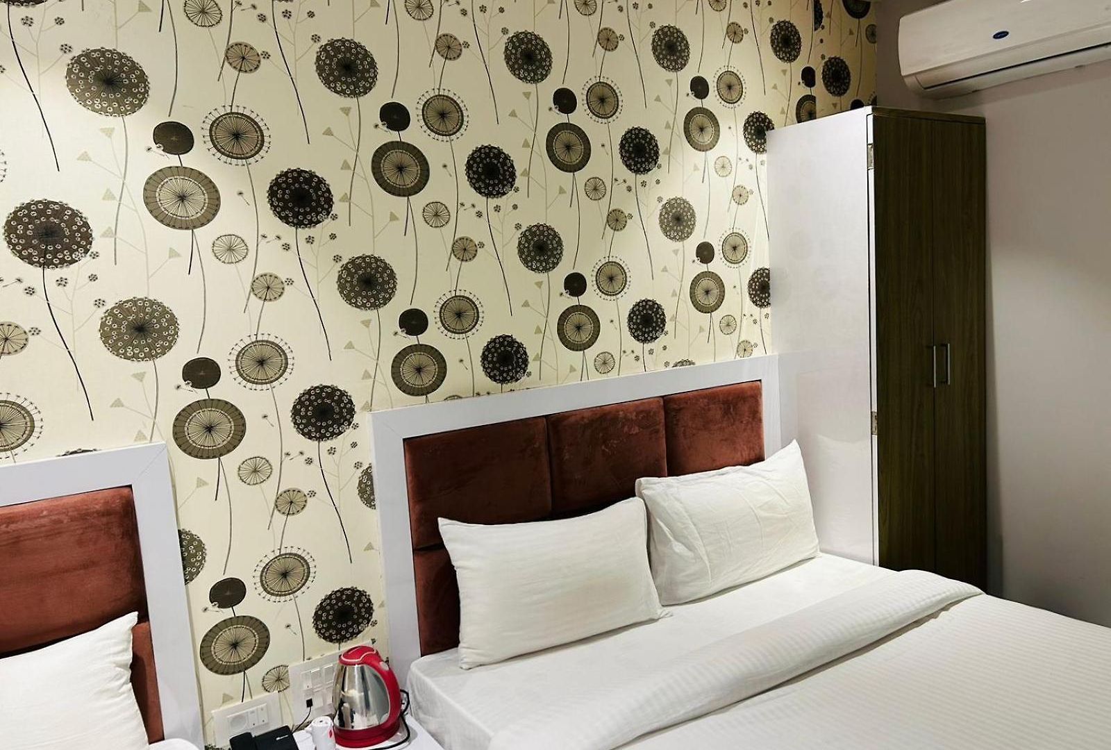 Grand Dyad - Near Kokilaben Hospital Andheri West 3*