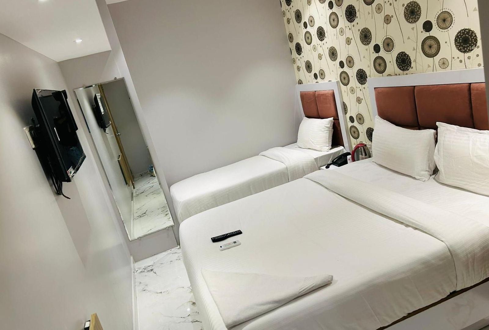 Grand Dyad - Near Kokilaben Hospital Andheri West 3*