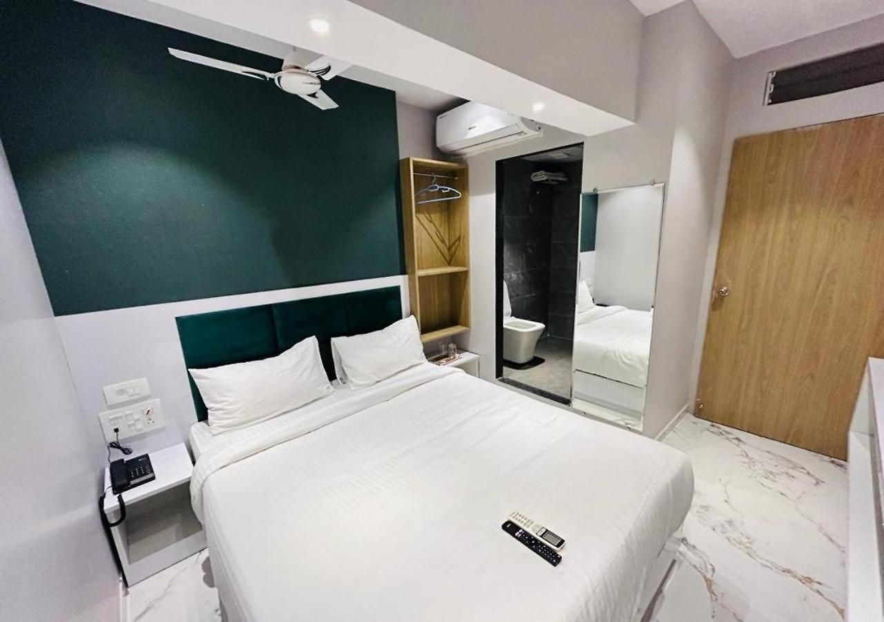 Grand Dyad - Near Kokilaben Hospital Andheri West Hotel