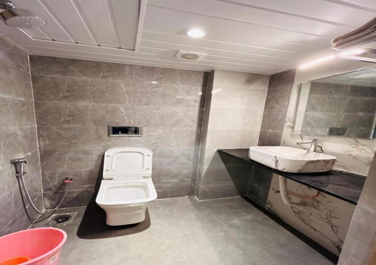 Grand Dyad - Near Kokilaben Hospital Andheri West 3*