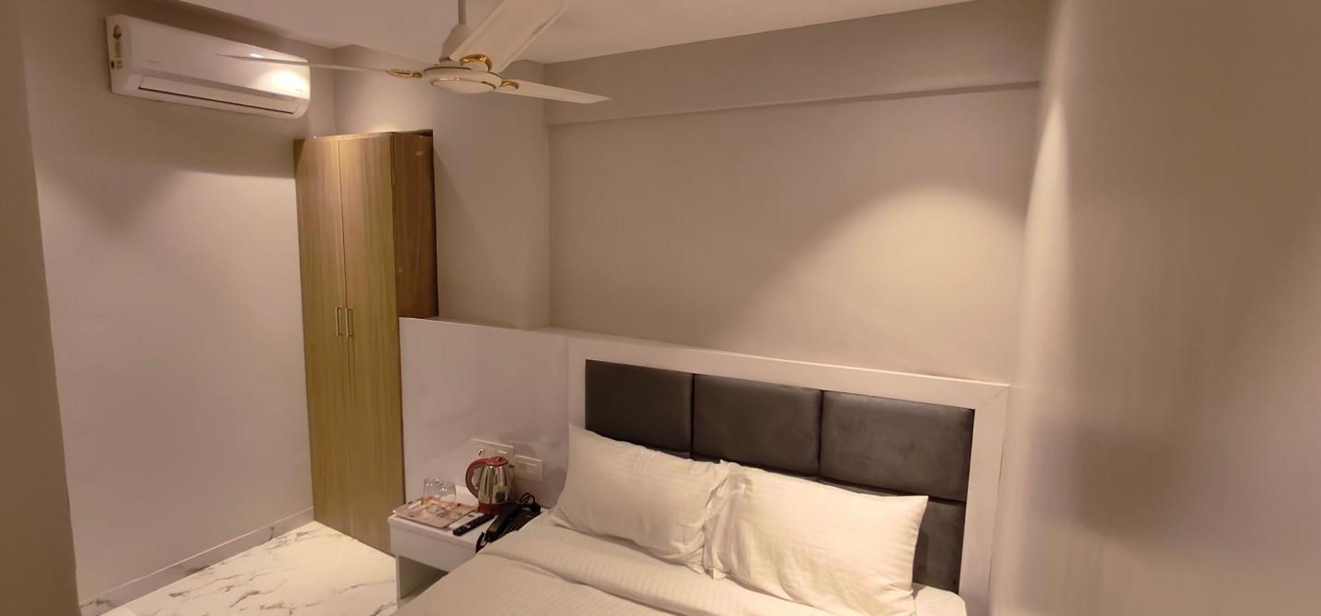 Grand Dyad - Near Kokilaben Hospital Andheri West 3*
