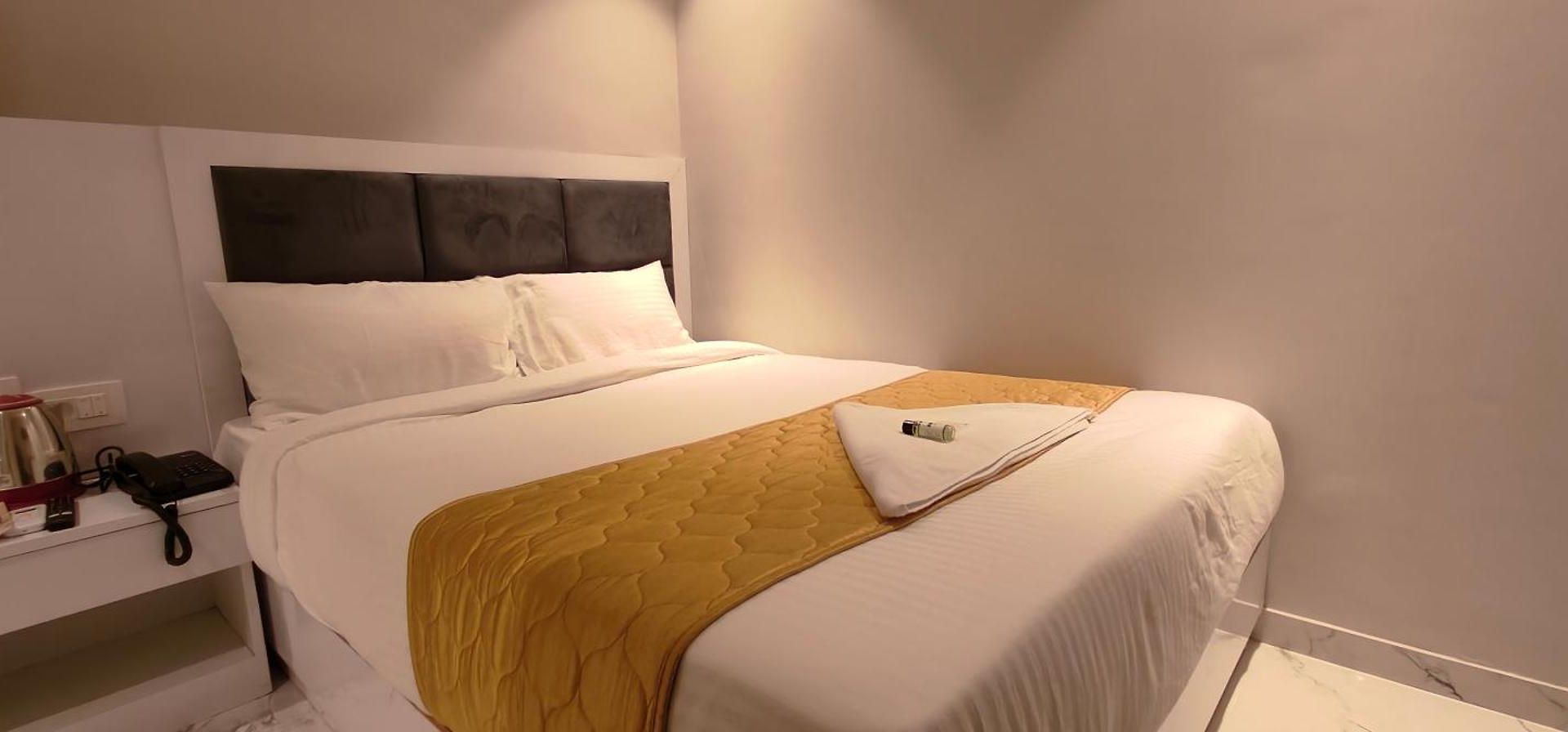 Grand Dyad - Near Kokilaben Hospital Andheri West 3*