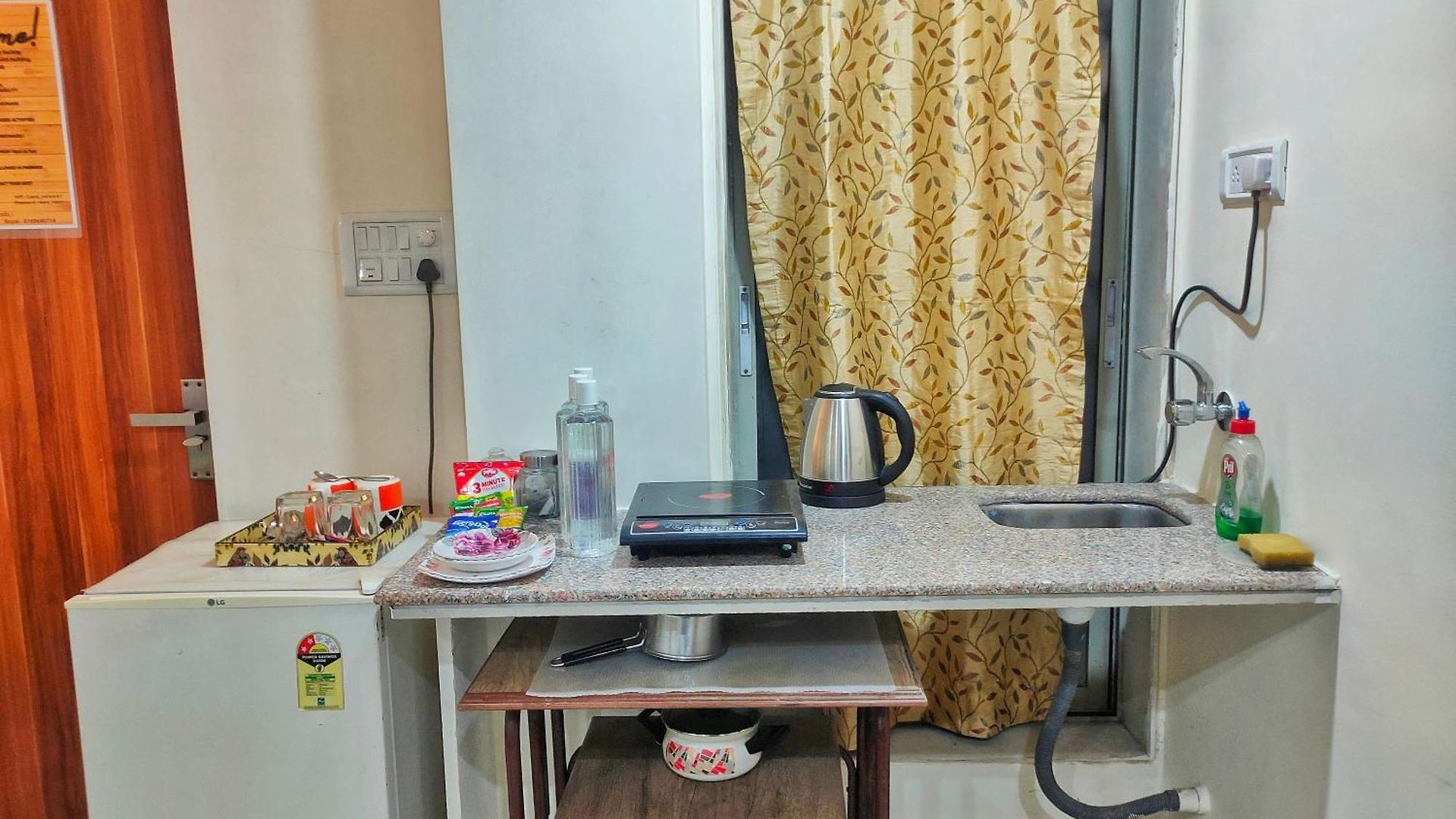Ebony - Ac, Kitchenette, Ensuite, Independent Homestay Mumbai